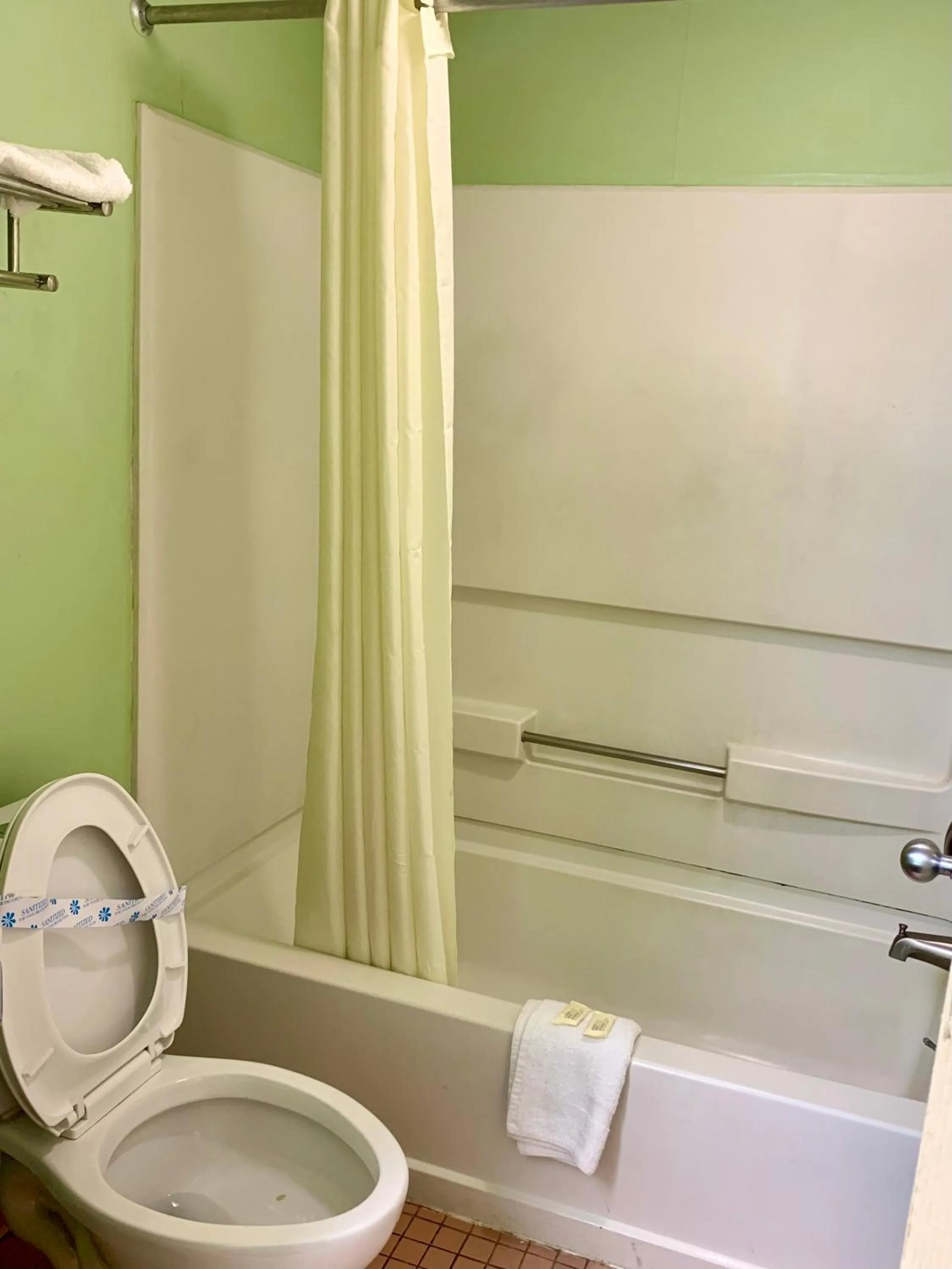 Shower in Executive Inn Chester