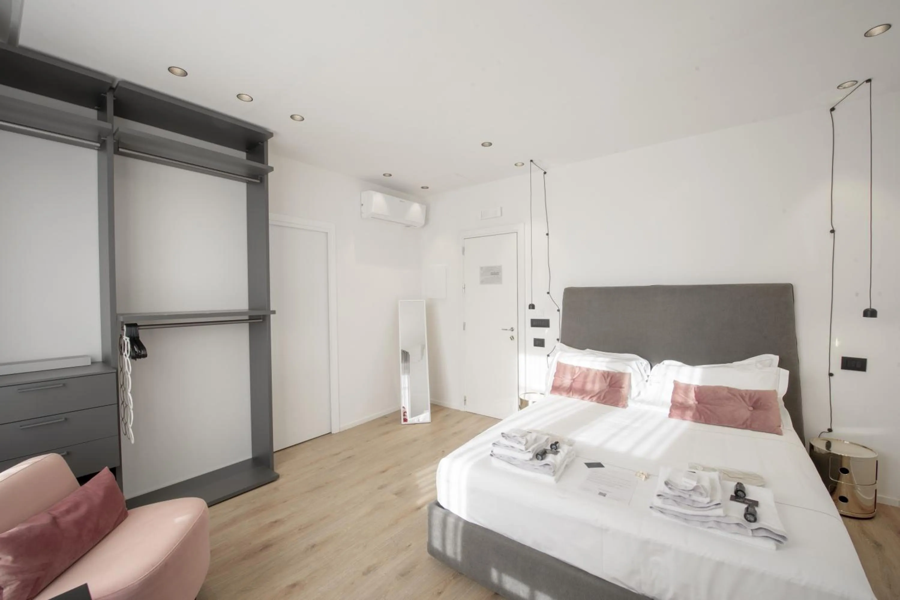 Photo of the whole room, Bed in San Carlo Suite Torino