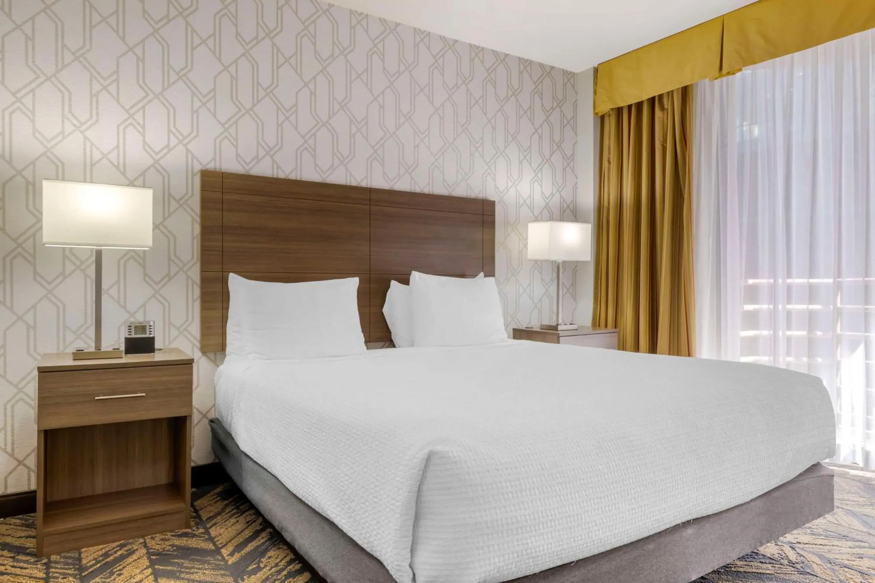 King Room with Mobility Accessible Bathtub in Best Western Plus Bayside Inn King Room with Mobility Accessible Bathtub in Best Western Plus Bayside Inn