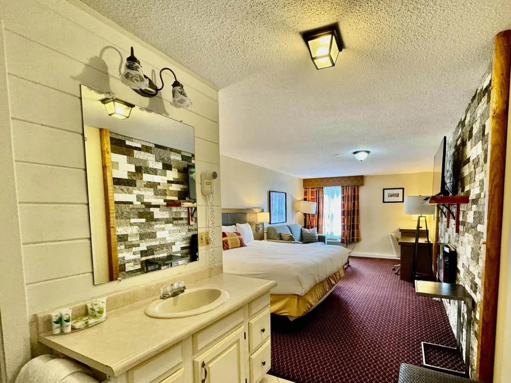 King Room with Spa Bath in Merrill Farm Inn King Room with Spa Bath in Merrill Farm Inn