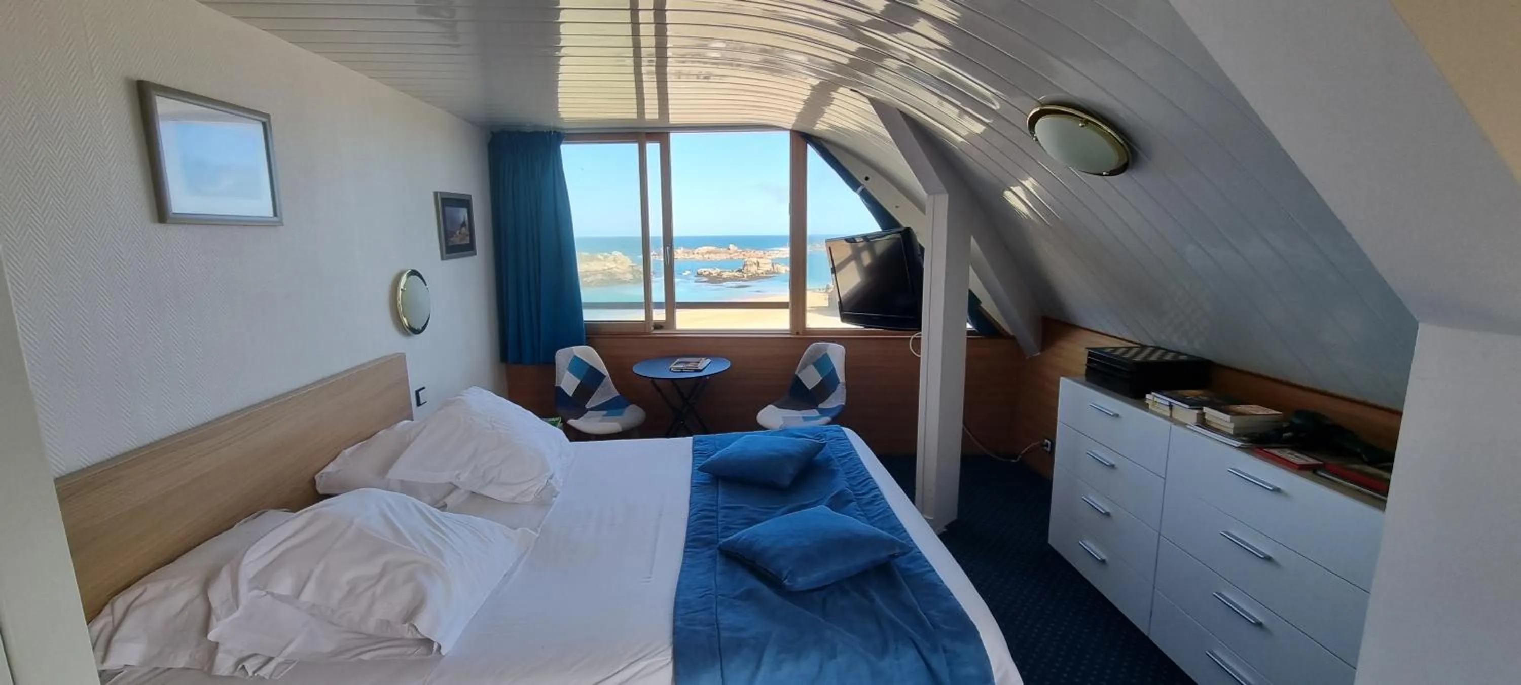 Bed in Hotel De La Mer