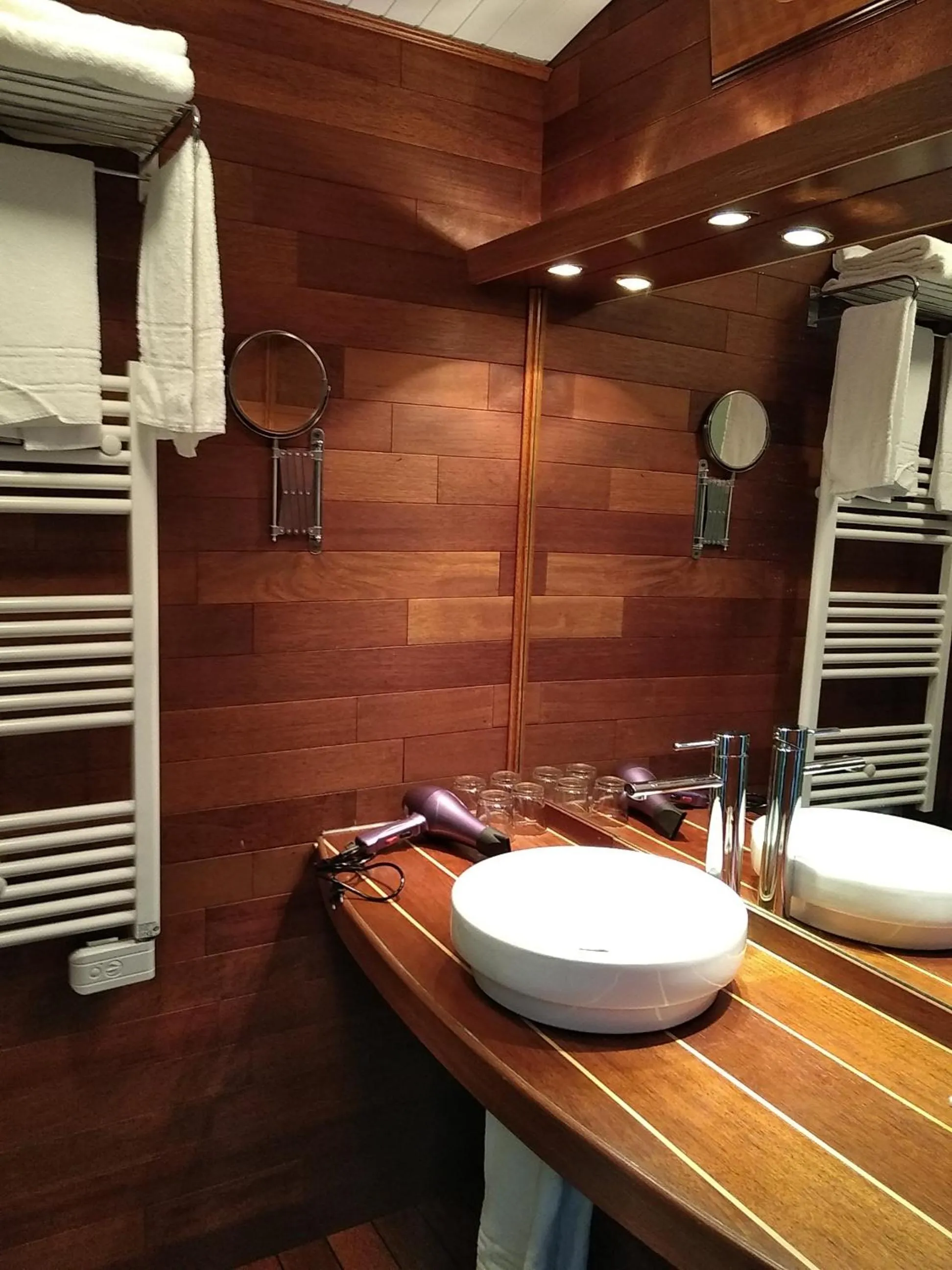 Bathroom in Hotel De La Mer