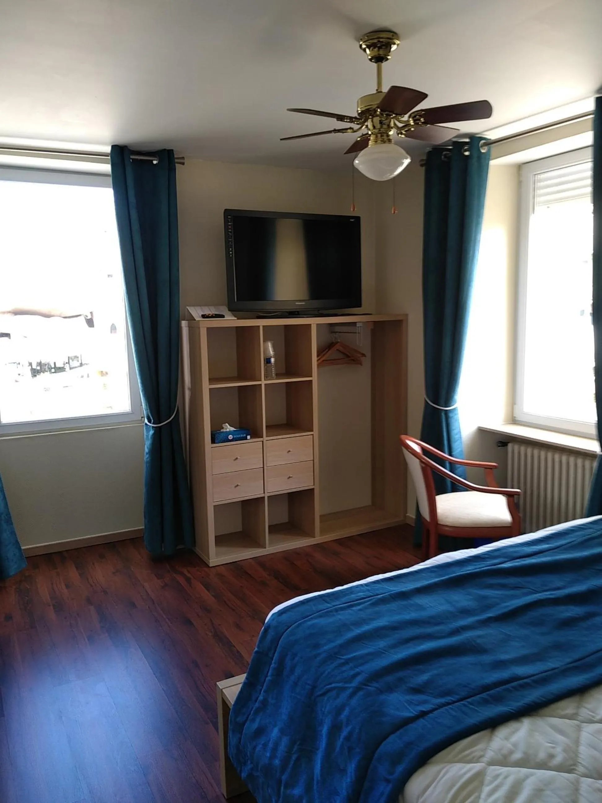 Photo of the whole room in Hotel De La Mer