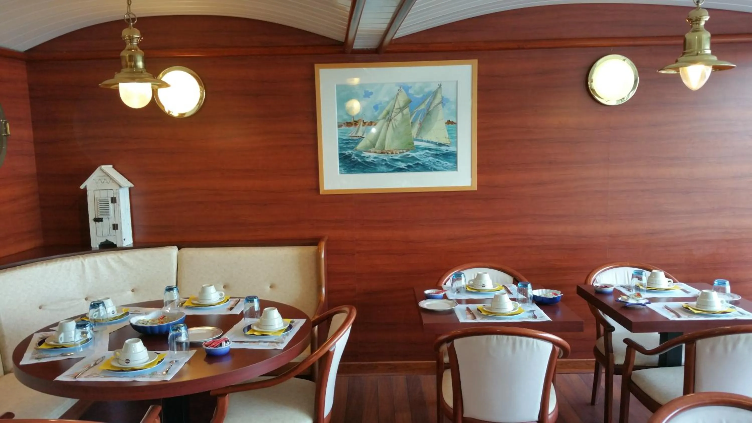 Restaurant/places to eat in Hotel De La Mer