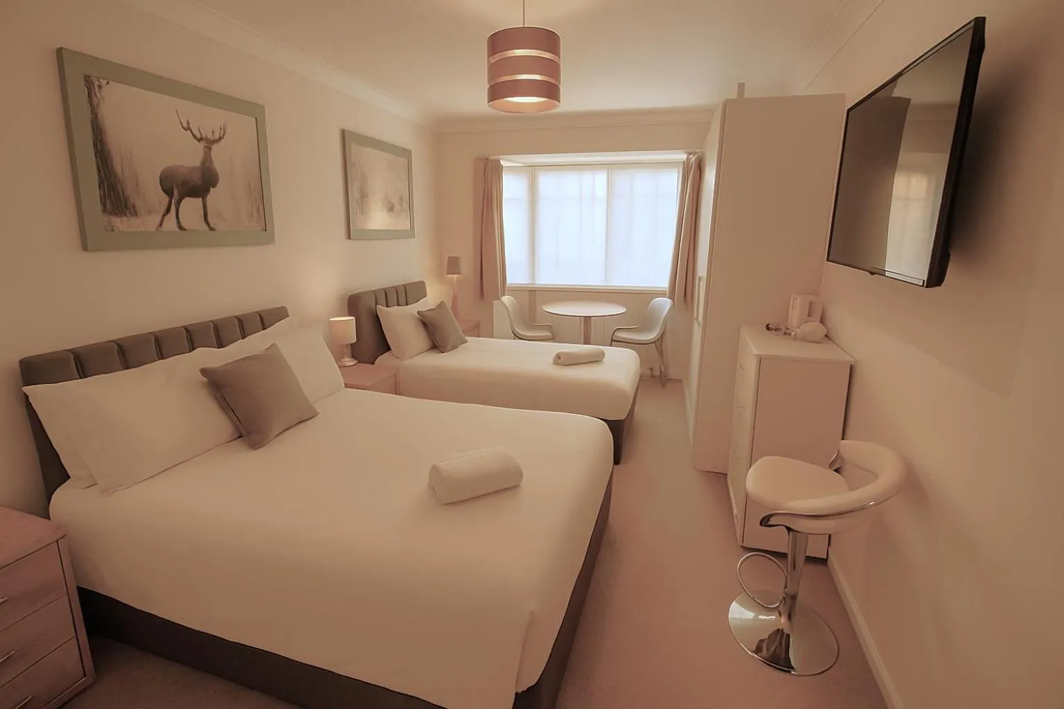 Photo of the whole room, Bed in Cecil Court Hotel