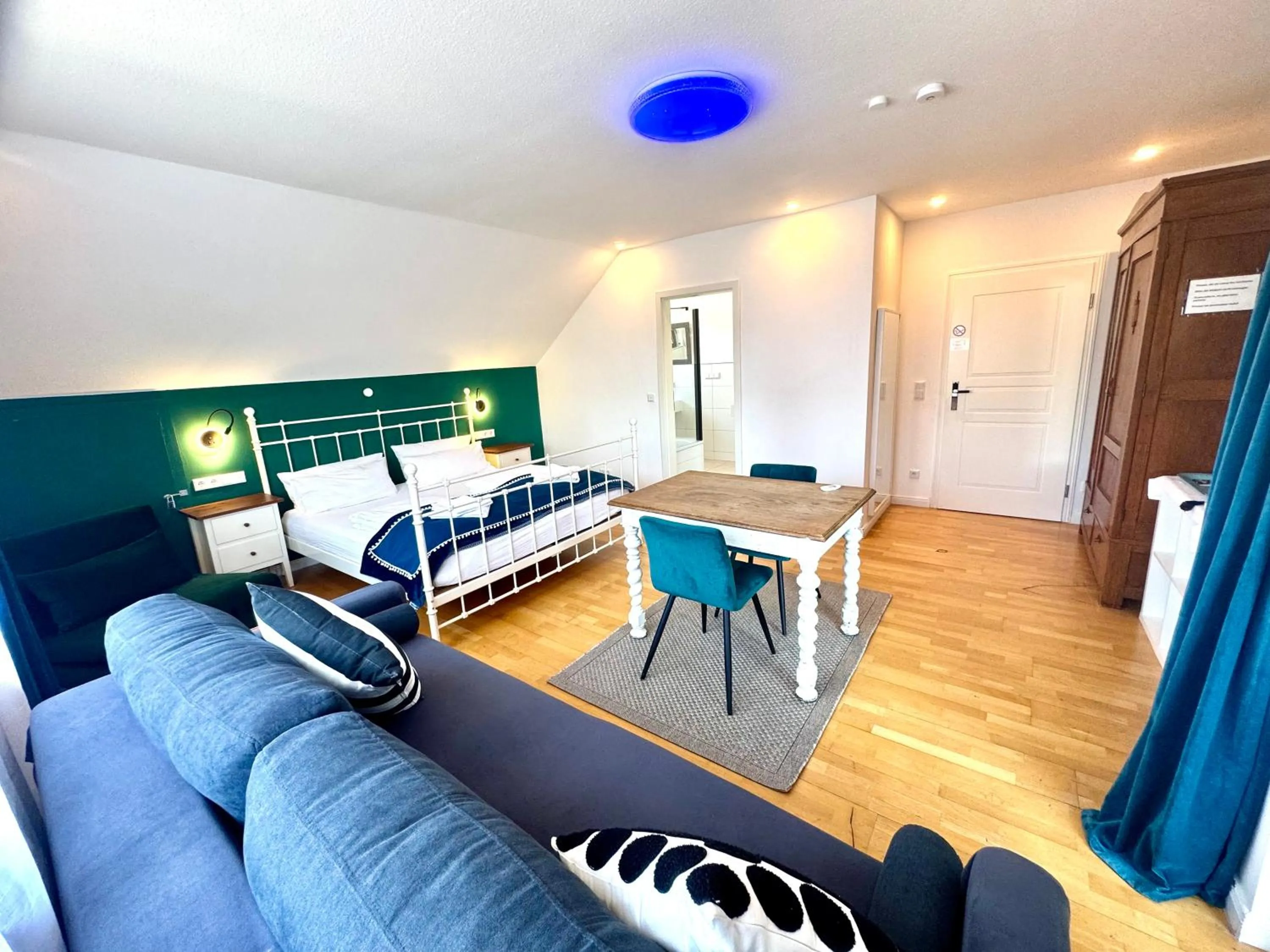 Bed in VILLA ORCHARD Frankfurt