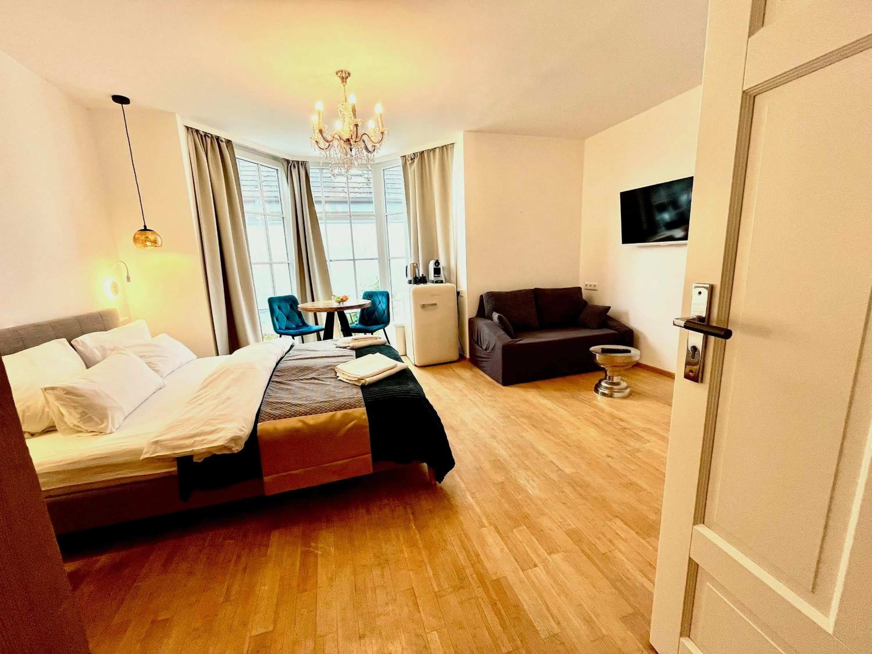 Communal lounge/ TV room, Bed in VILLA ORCHARD Frankfurt