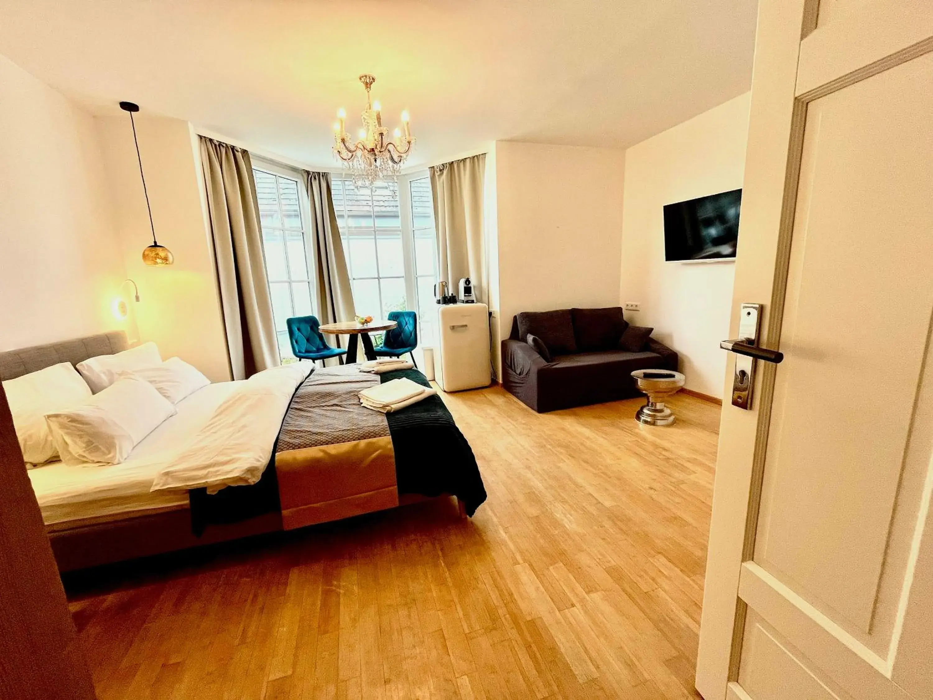 Comfort Double Room with Private Bathroom in VILLA ORCHARD Frankfurt Comfort Double Room with Private Bathroom in VILLA ORCHARD Frankfurt