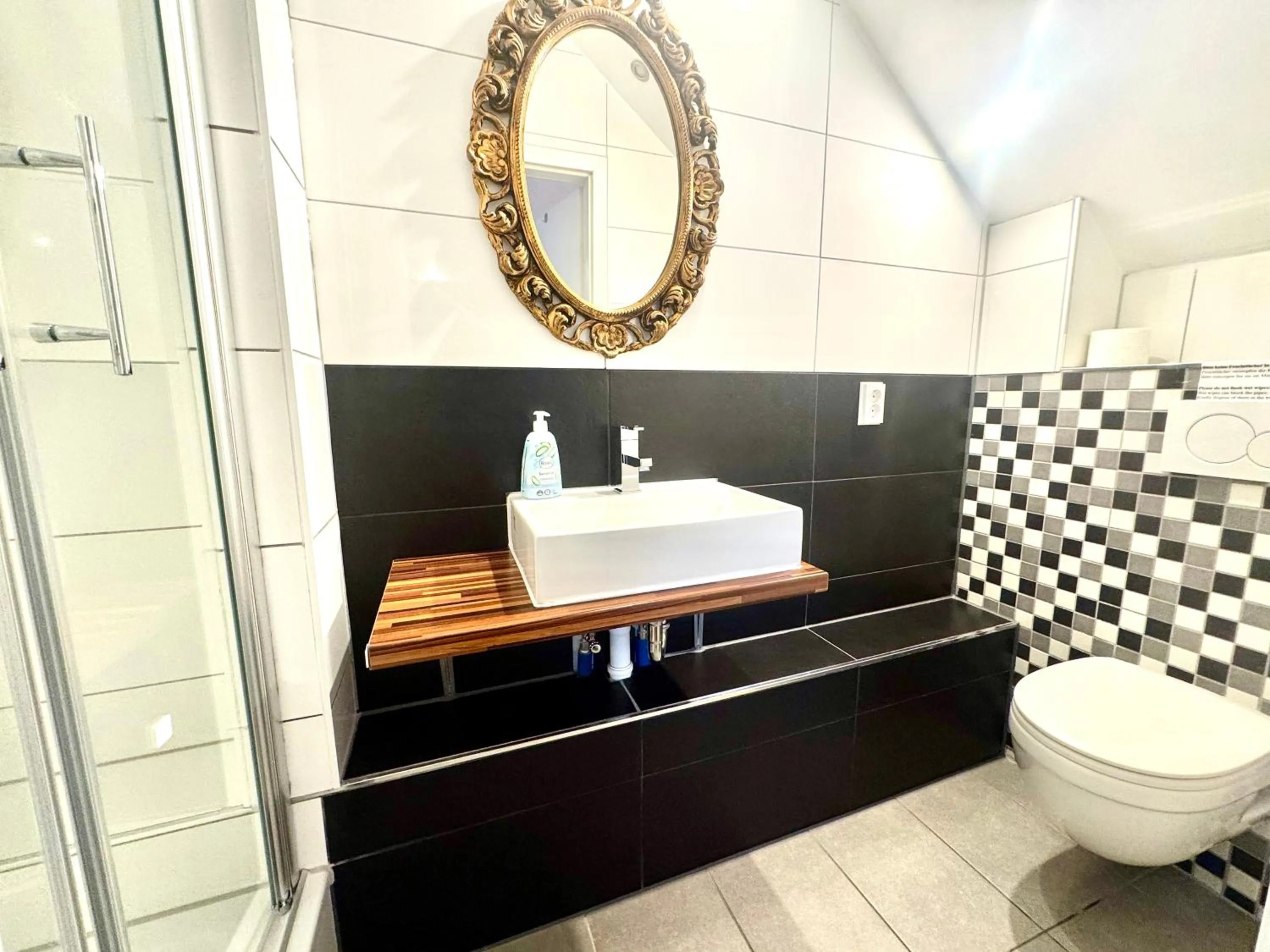 Bathroom in VILLA ORCHARD Frankfurt