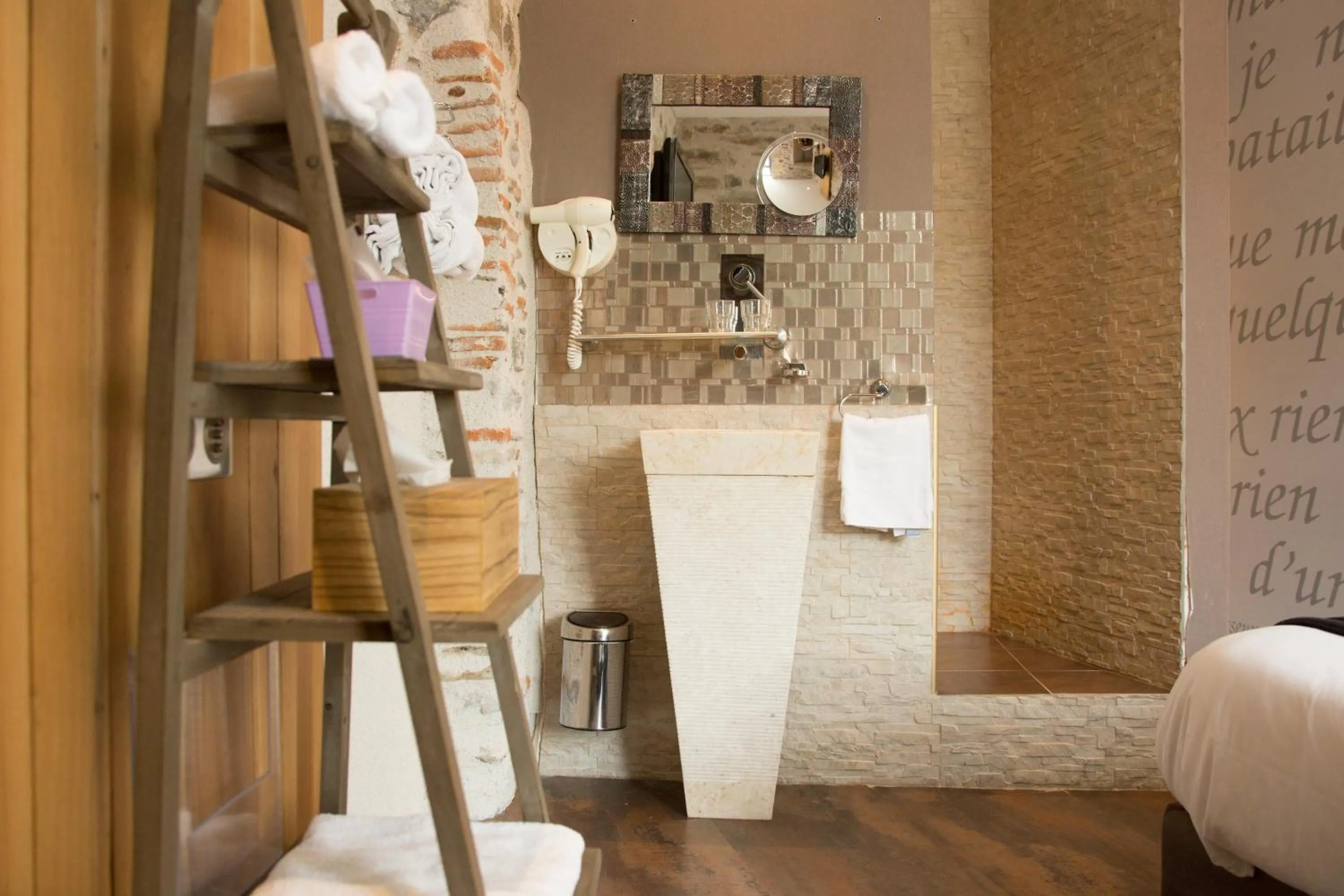 Bathroom in Charme et Caractère Le Turenne