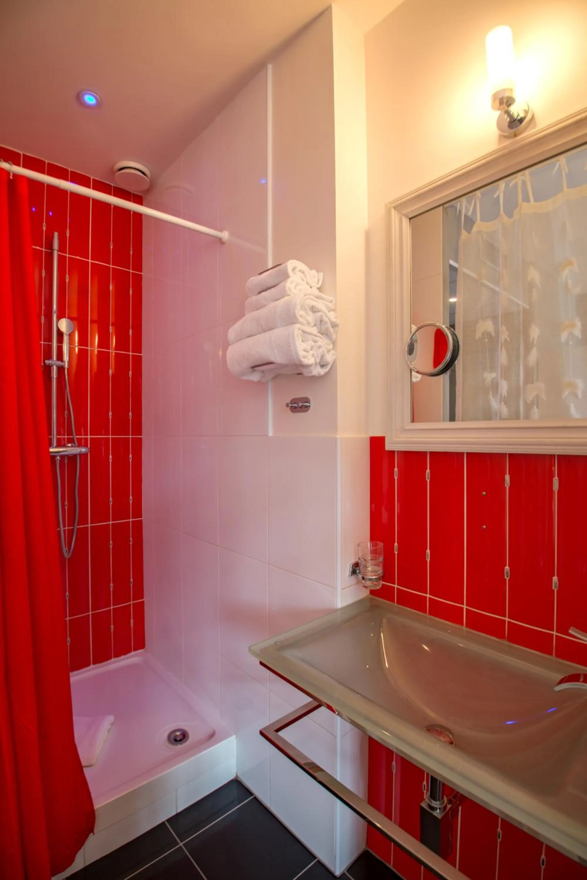 Shower in Charme et Caractère Le Turenne