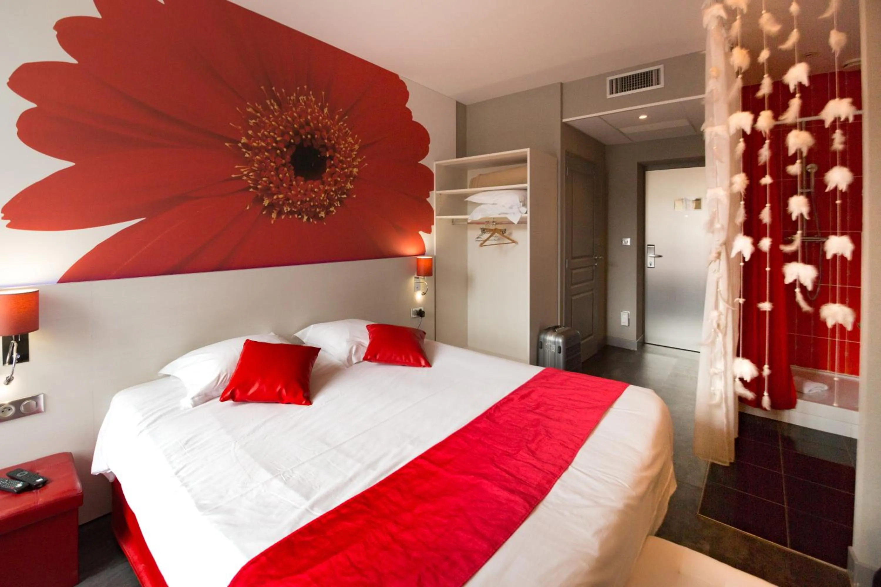 Bathroom, Bed in Charme et Caractère Le Turenne