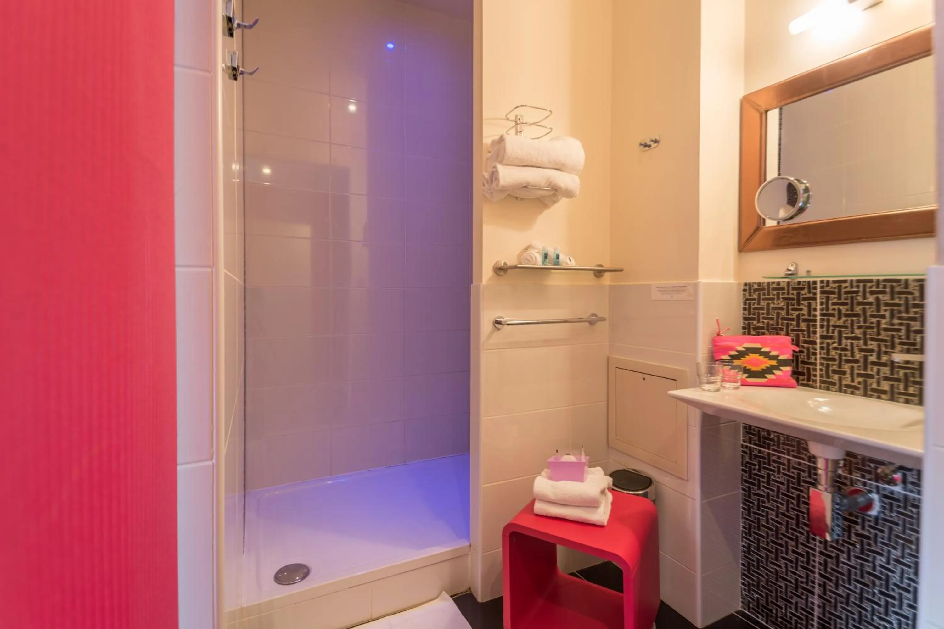 Shower in Charme et Caractère Le Turenne