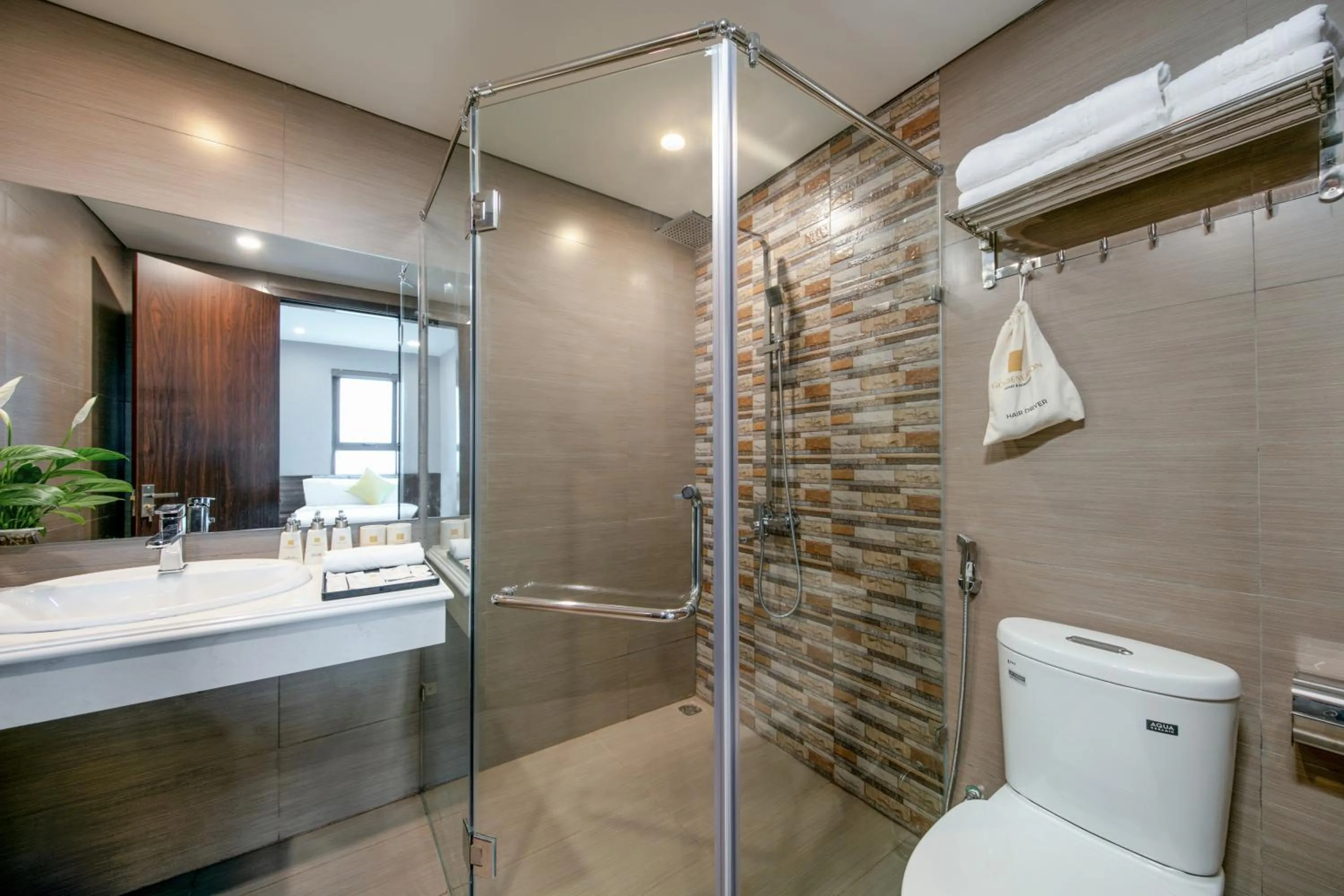 Toilet in Golden Season Hotel