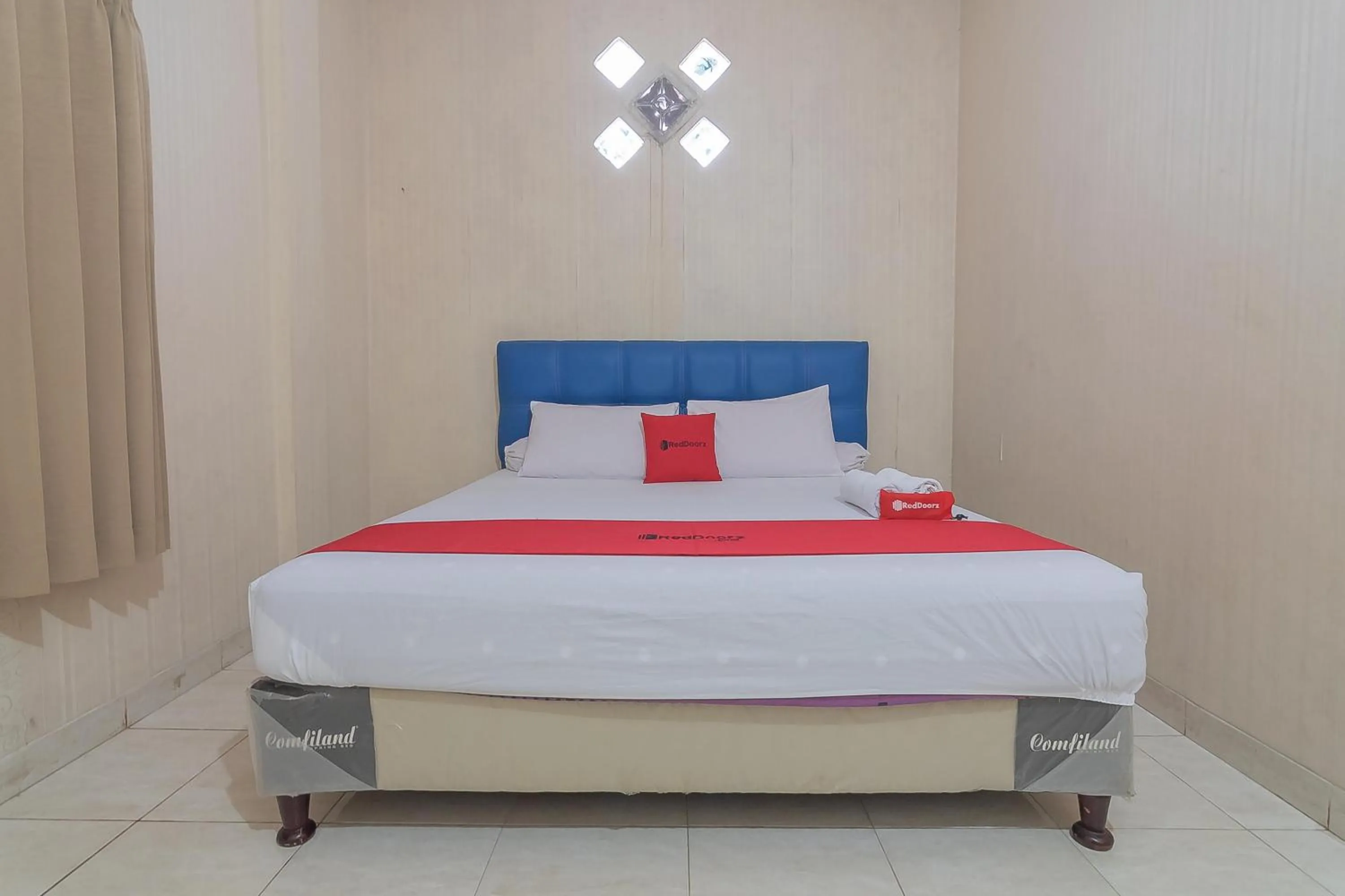 Bed in RedDoorz Syariah near Terminal Batu Ampar 2