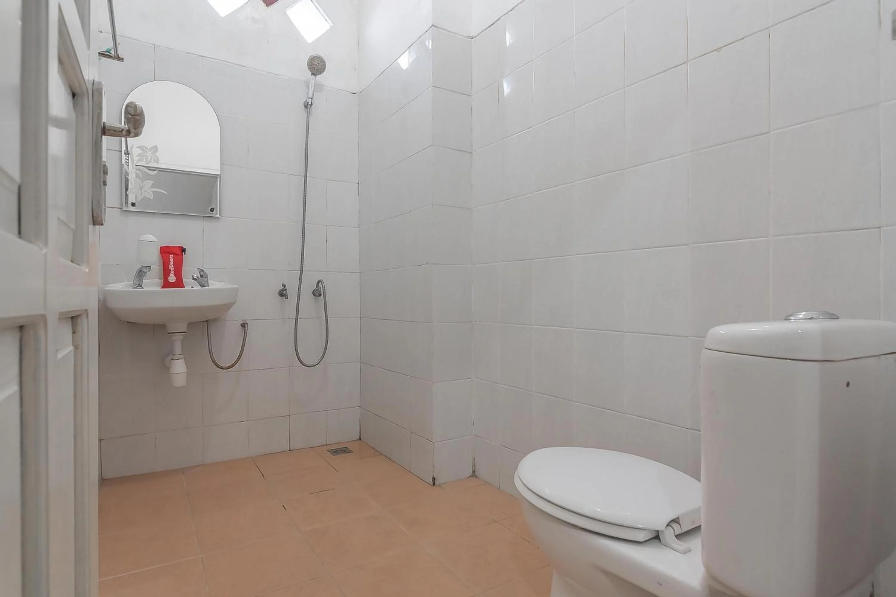 Bathroom in RedDoorz Syariah near Terminal Batu Ampar 2