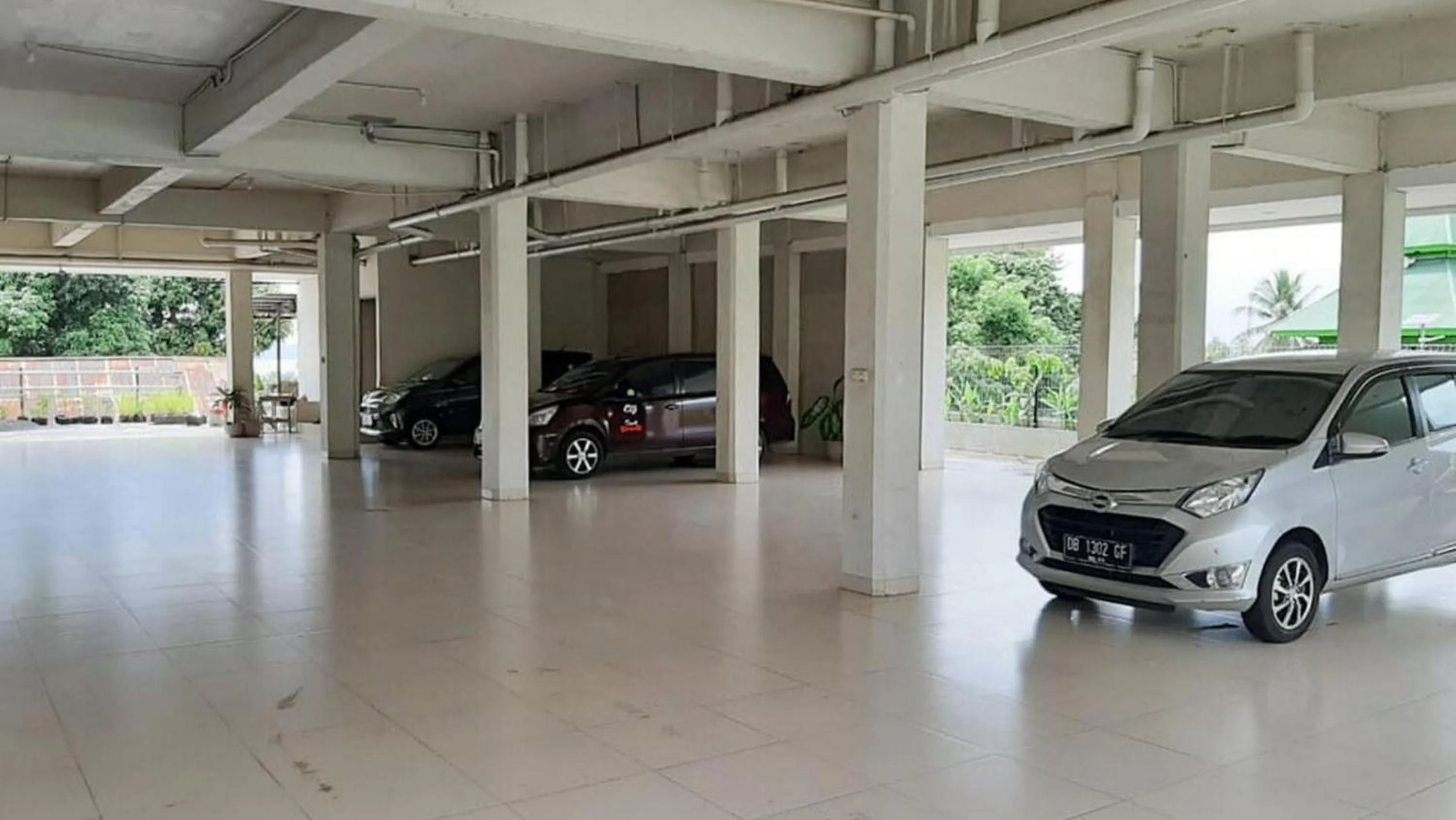 Parking in RedDoorz Plus @ Bitung City Center