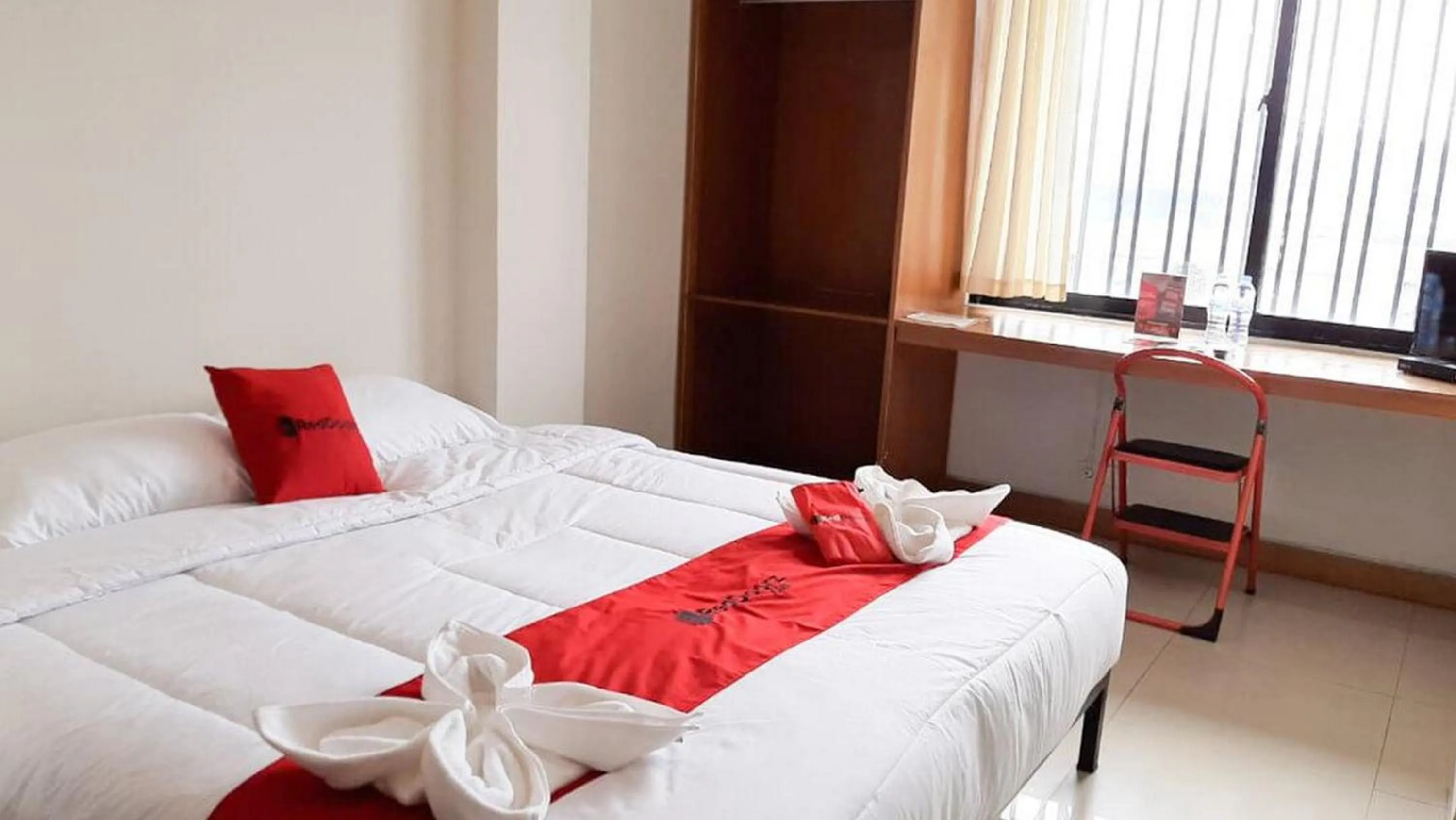 Bedroom, Bed in RedDoorz Plus @ Bitung City Center