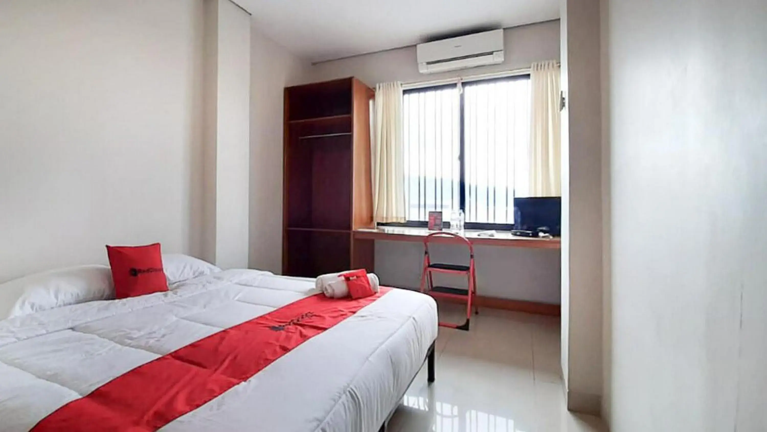 Double Room in RedDoorz Plus @ Bitung City Center Double Room in RedDoorz Plus @ Bitung City Center