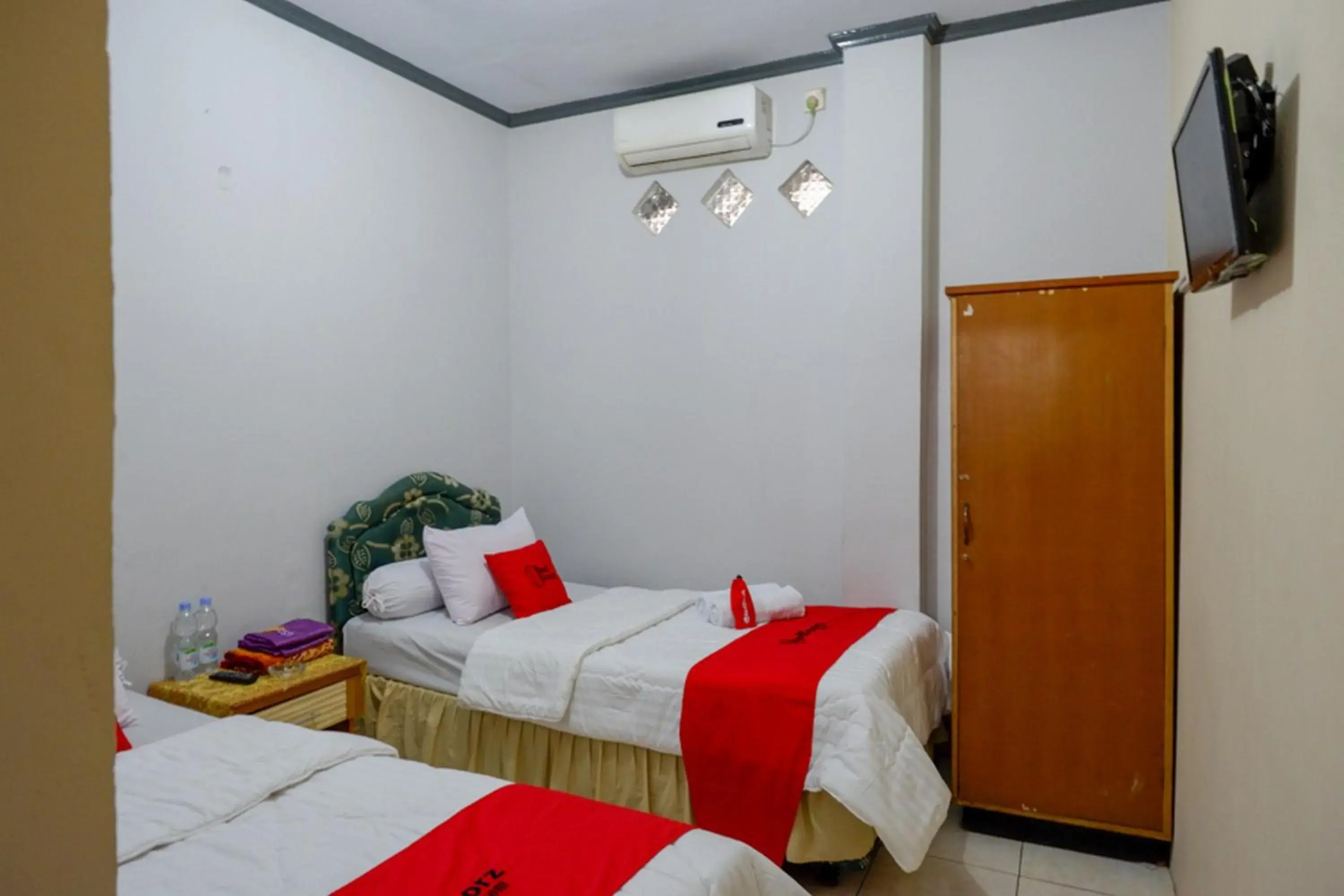 Standard Twin Room in RedDoorz @ Hotel Aulia Majene Standard Twin Room in RedDoorz @ Hotel Aulia Majene