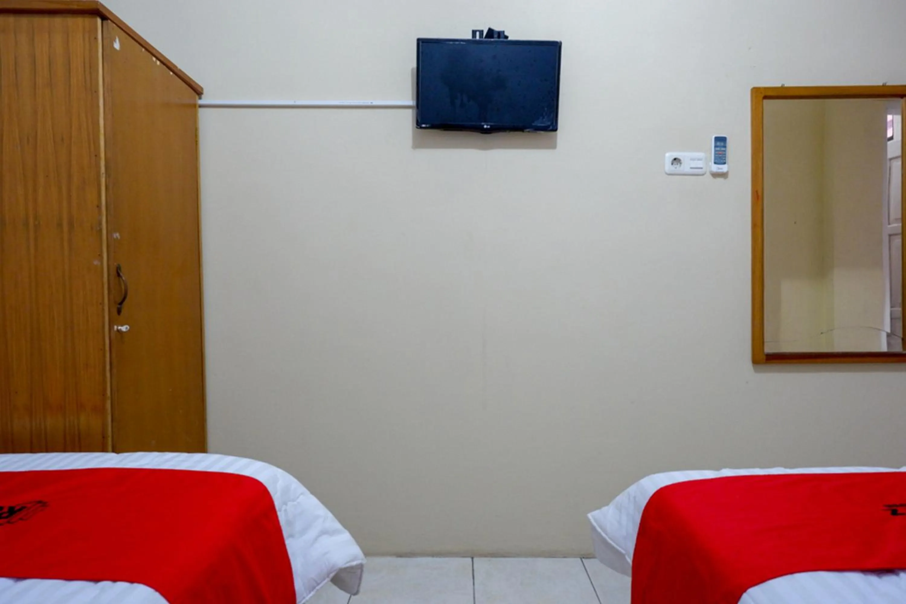Bed in RedDoorz @ Hotel Aulia Majene