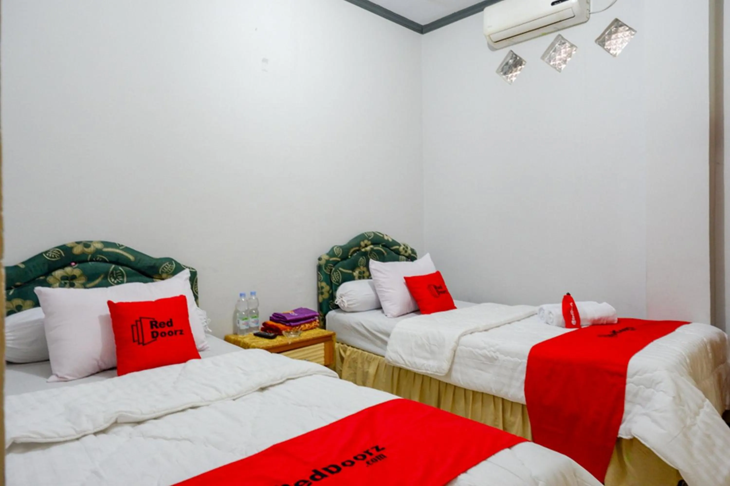 Bed in RedDoorz @ Hotel Aulia Majene