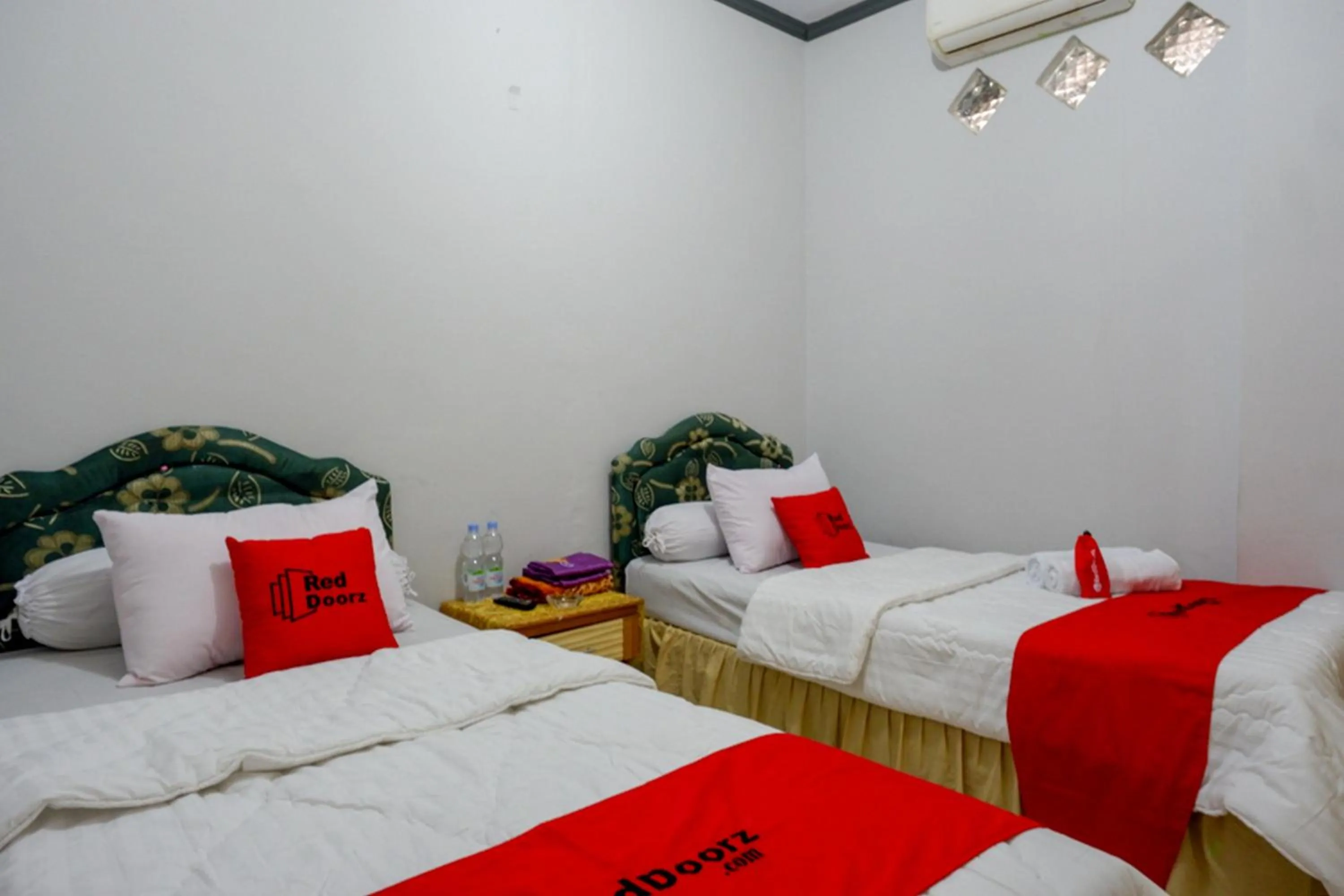 Bed in RedDoorz @ Hotel Aulia Majene