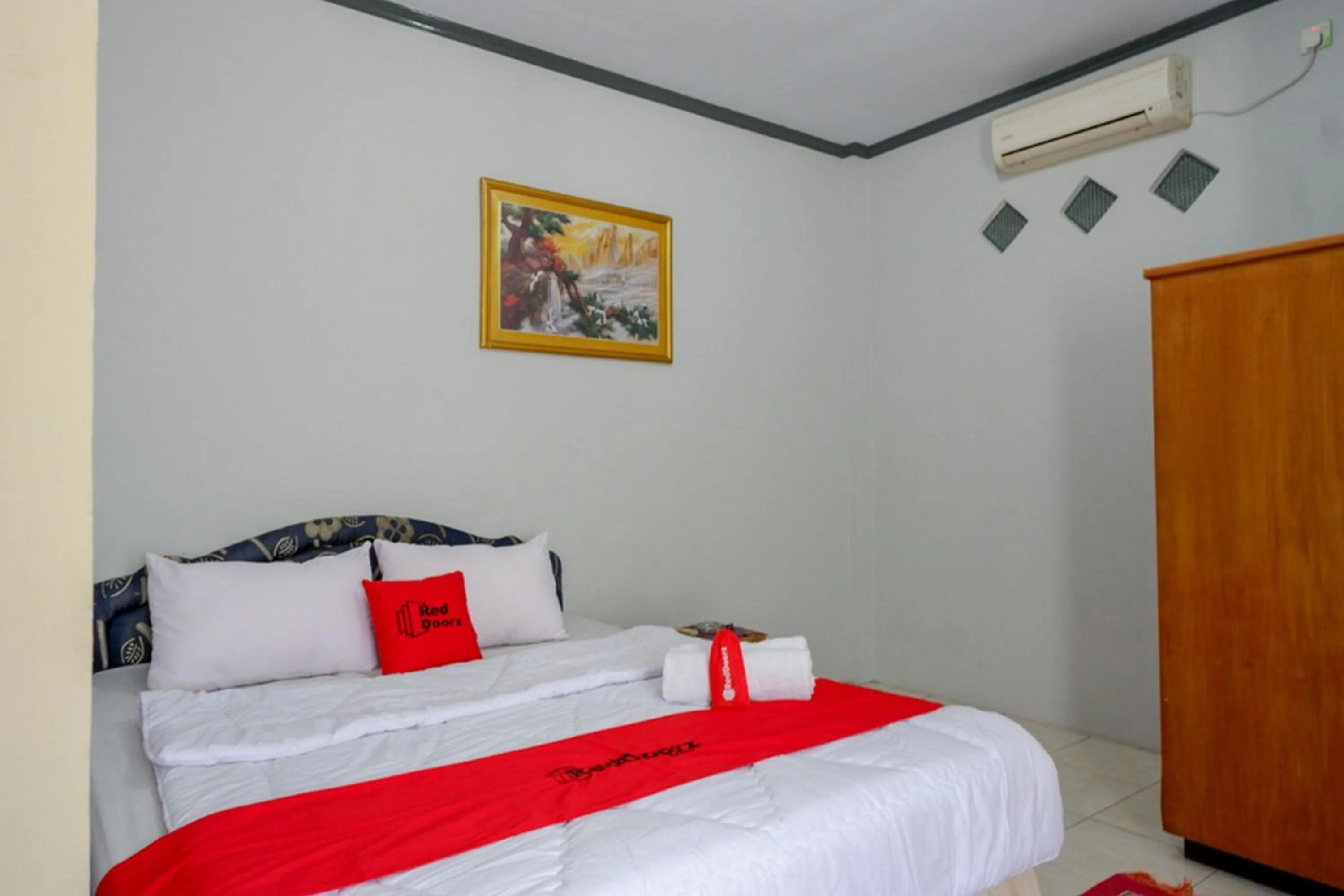 Bed in RedDoorz @ Hotel Aulia Majene