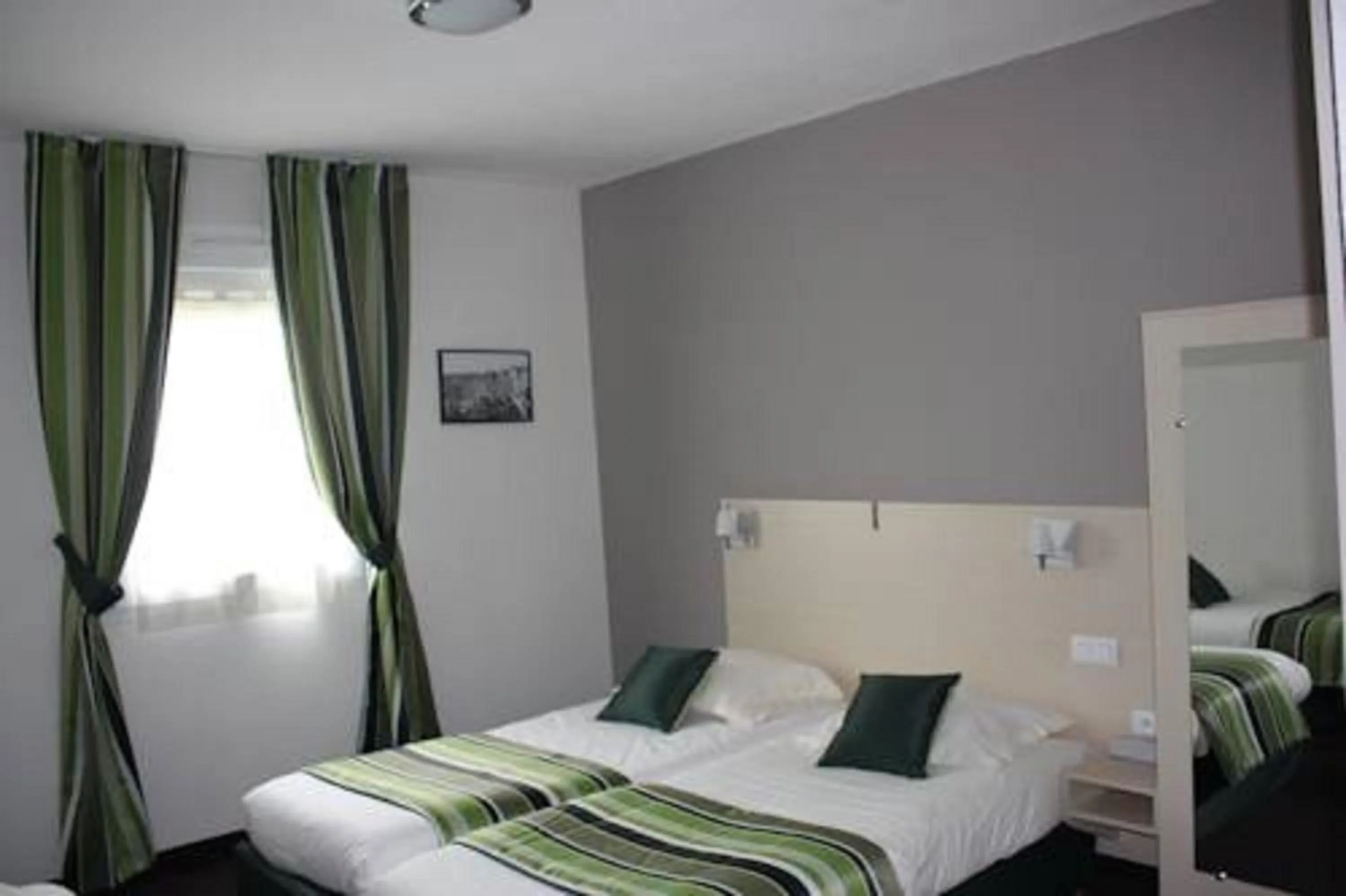 Photo of the whole room, Bed in Relax Hôtel Beuzeville Honfleur