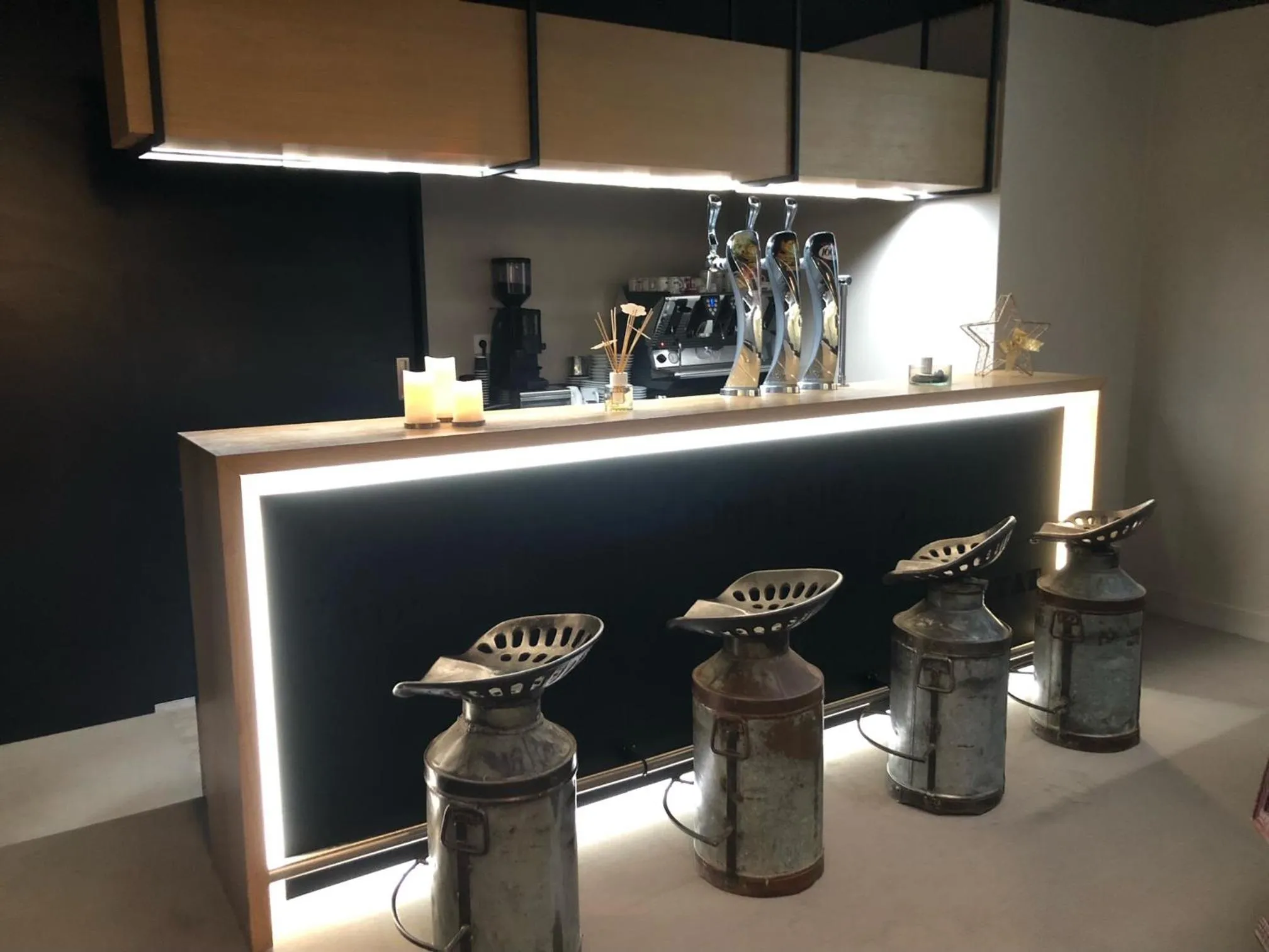 Lounge or bar in Relax Hôtel Beuzeville Honfleur