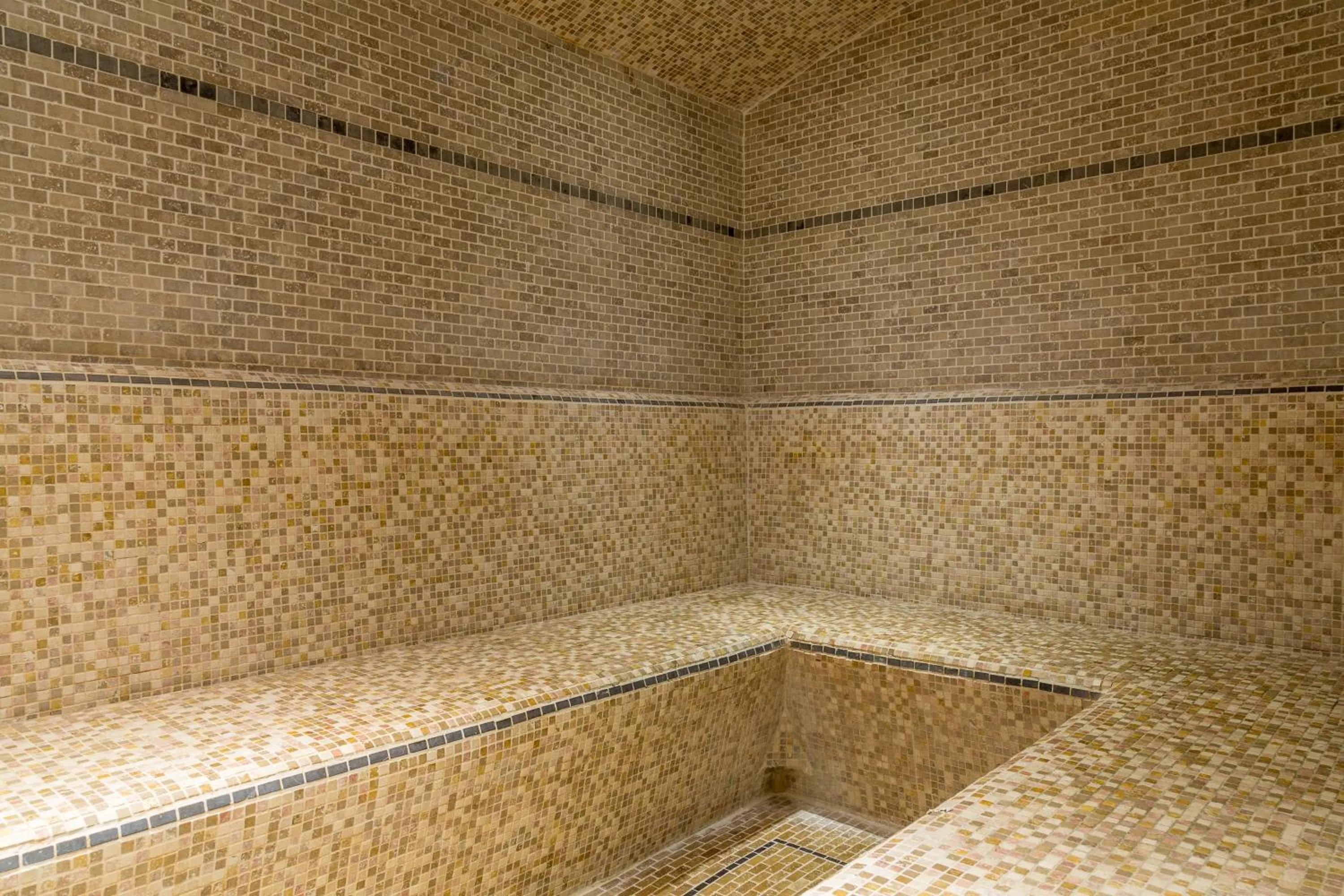 Steam room in Relax Hôtel Beuzeville Honfleur