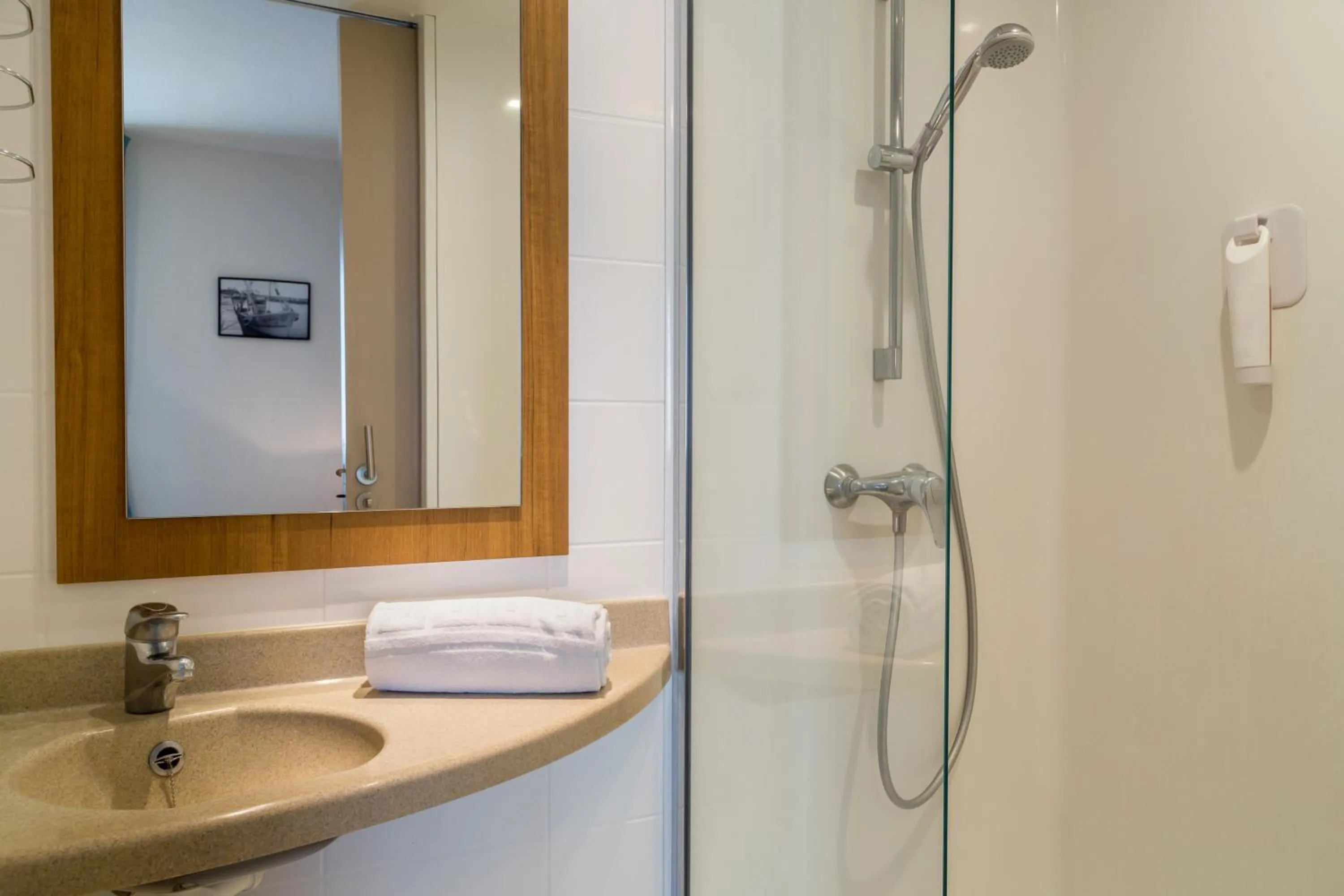 Bathroom in Relax Hôtel Beuzeville Honfleur