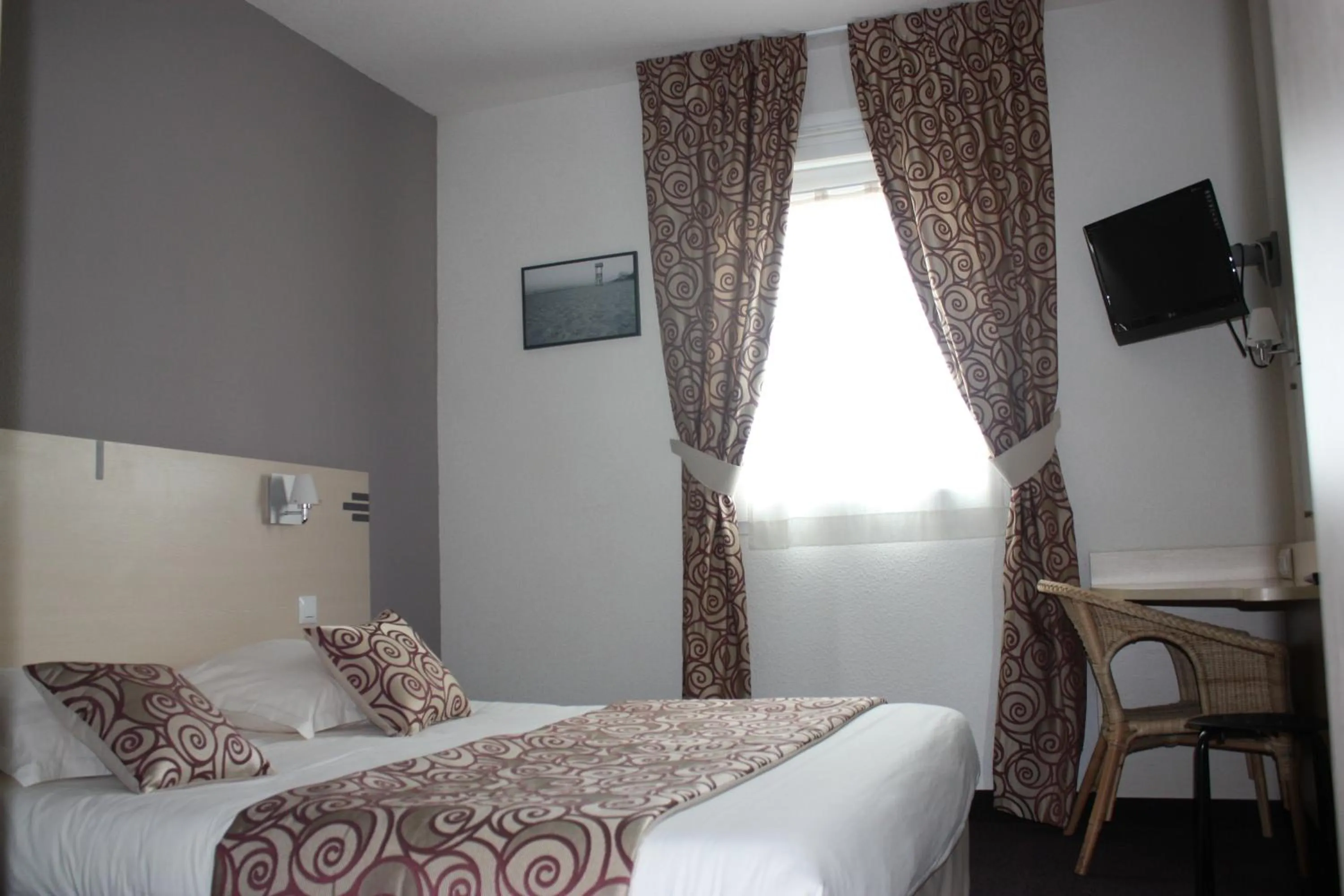 TV and multimedia, Bed in Relax Hôtel Beuzeville Honfleur