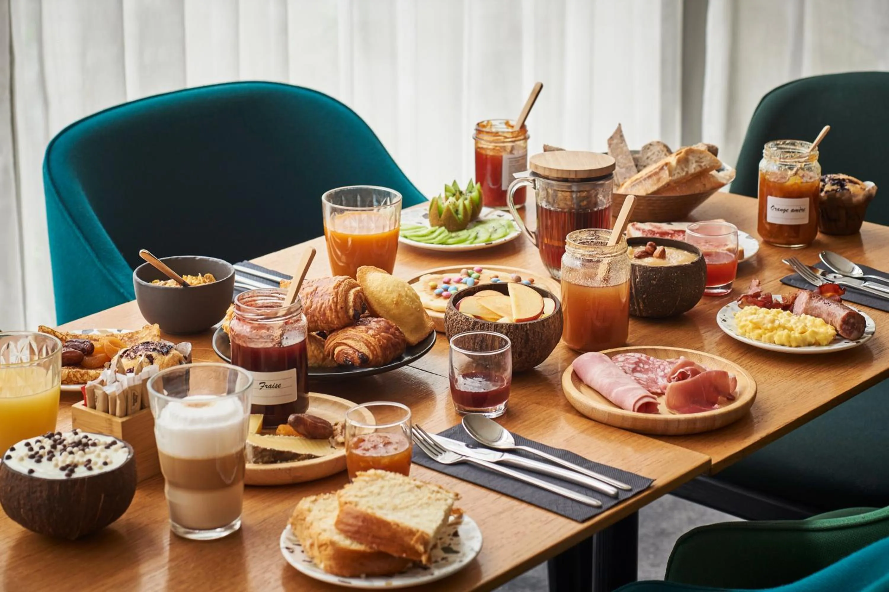 Breakfast in AppartHotel Mercure Paris Boulogne