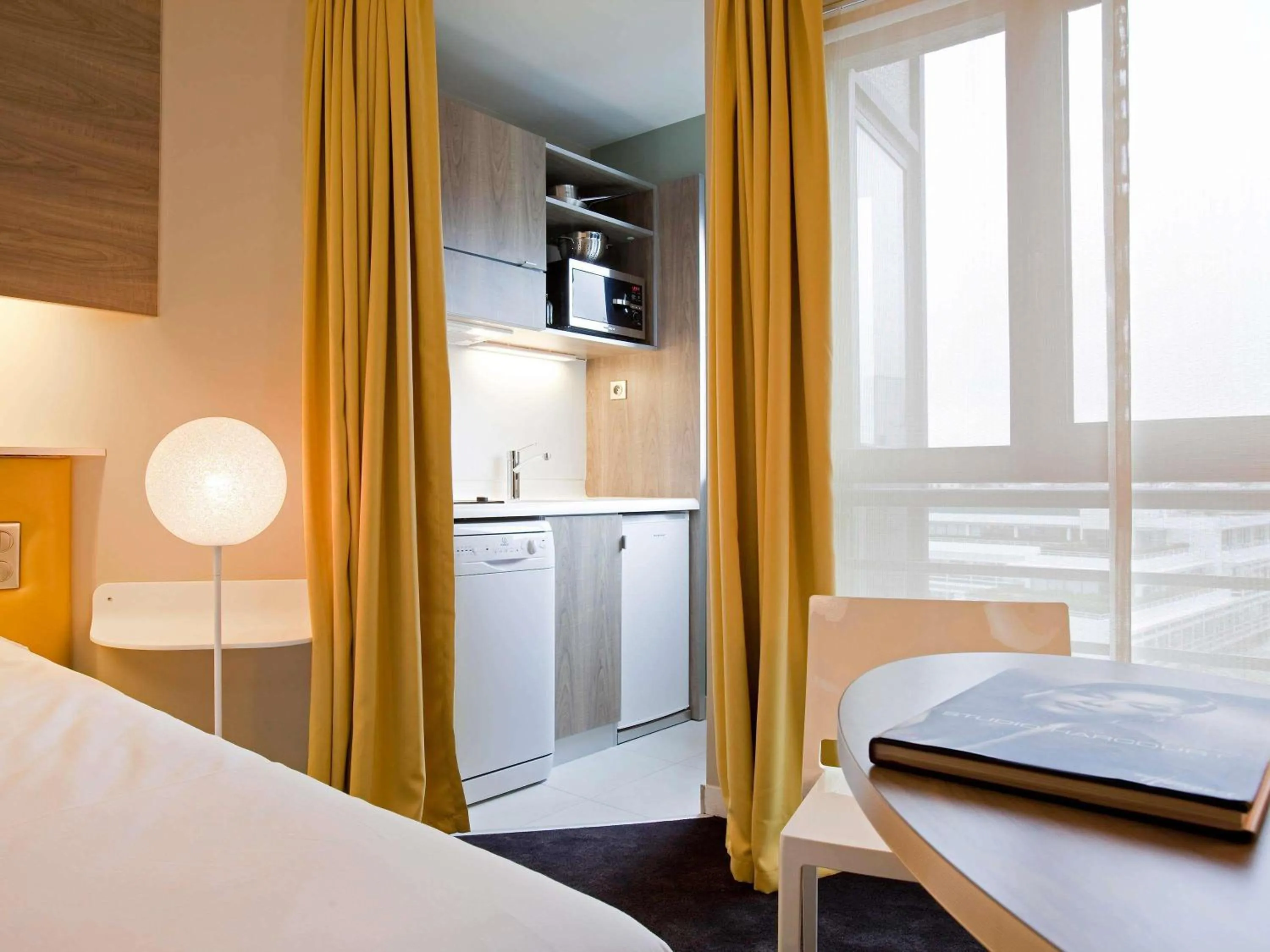 Bedroom, Bed in AppartHotel Mercure Paris Boulogne