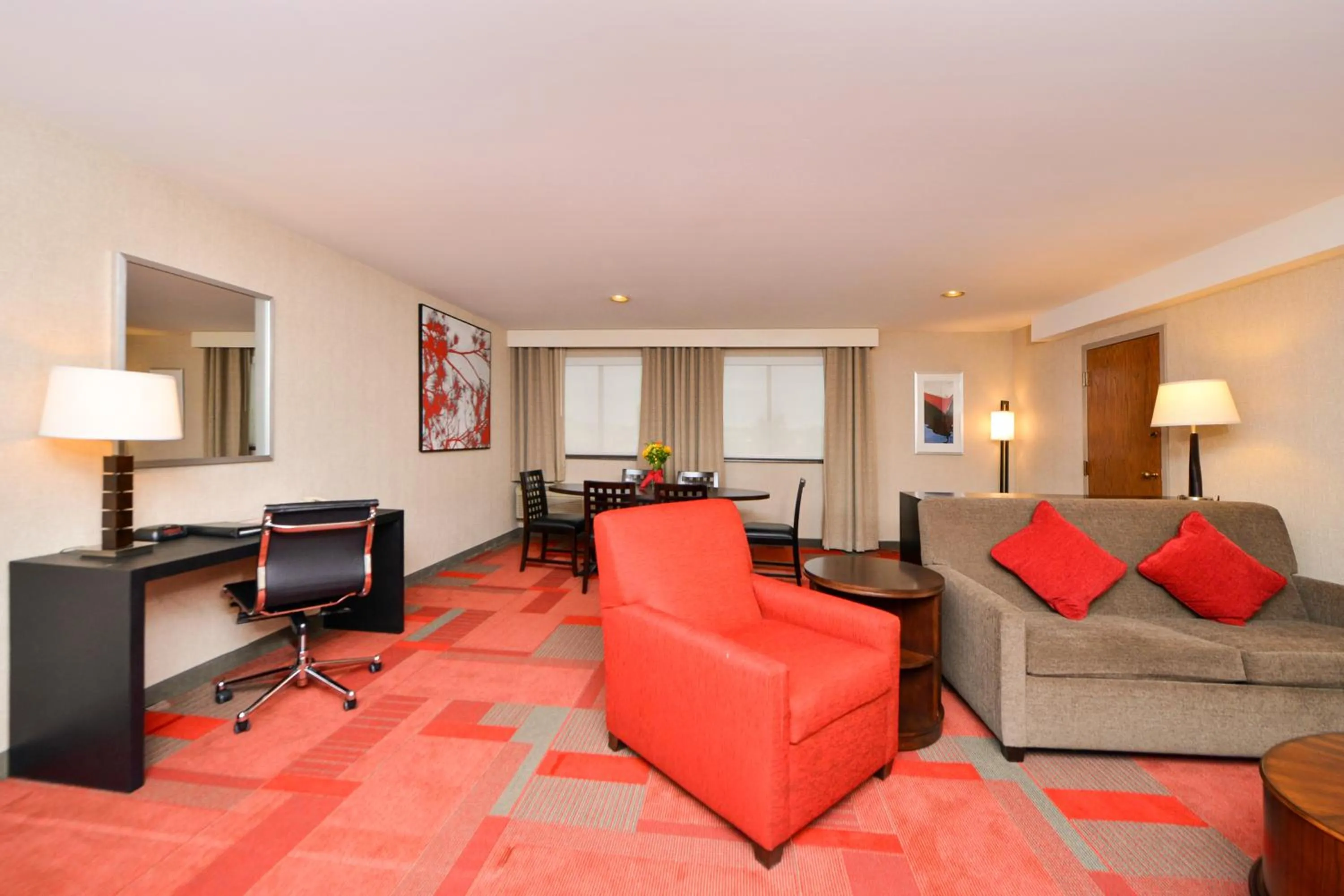 Living room, Seating Area in Radisson Hotel Madison