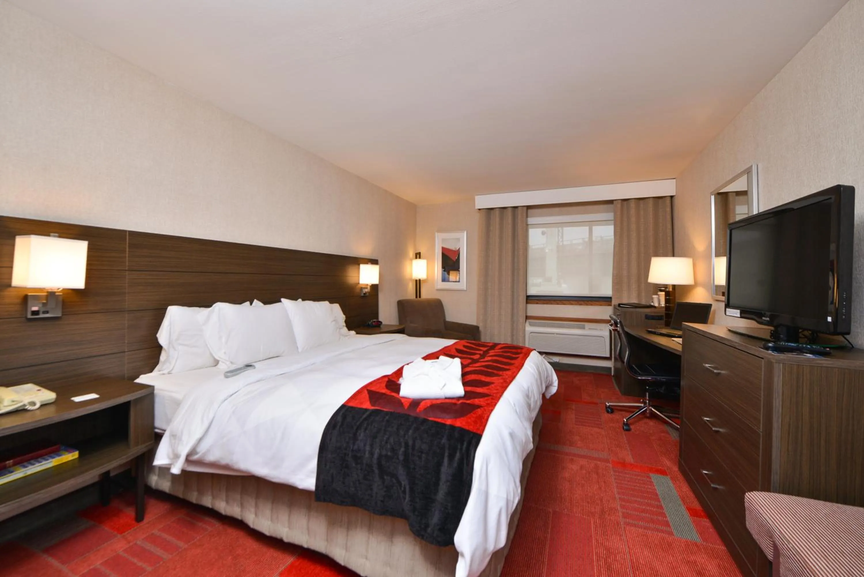 Bedroom, TV/Entertainment Center in Radisson Hotel Madison