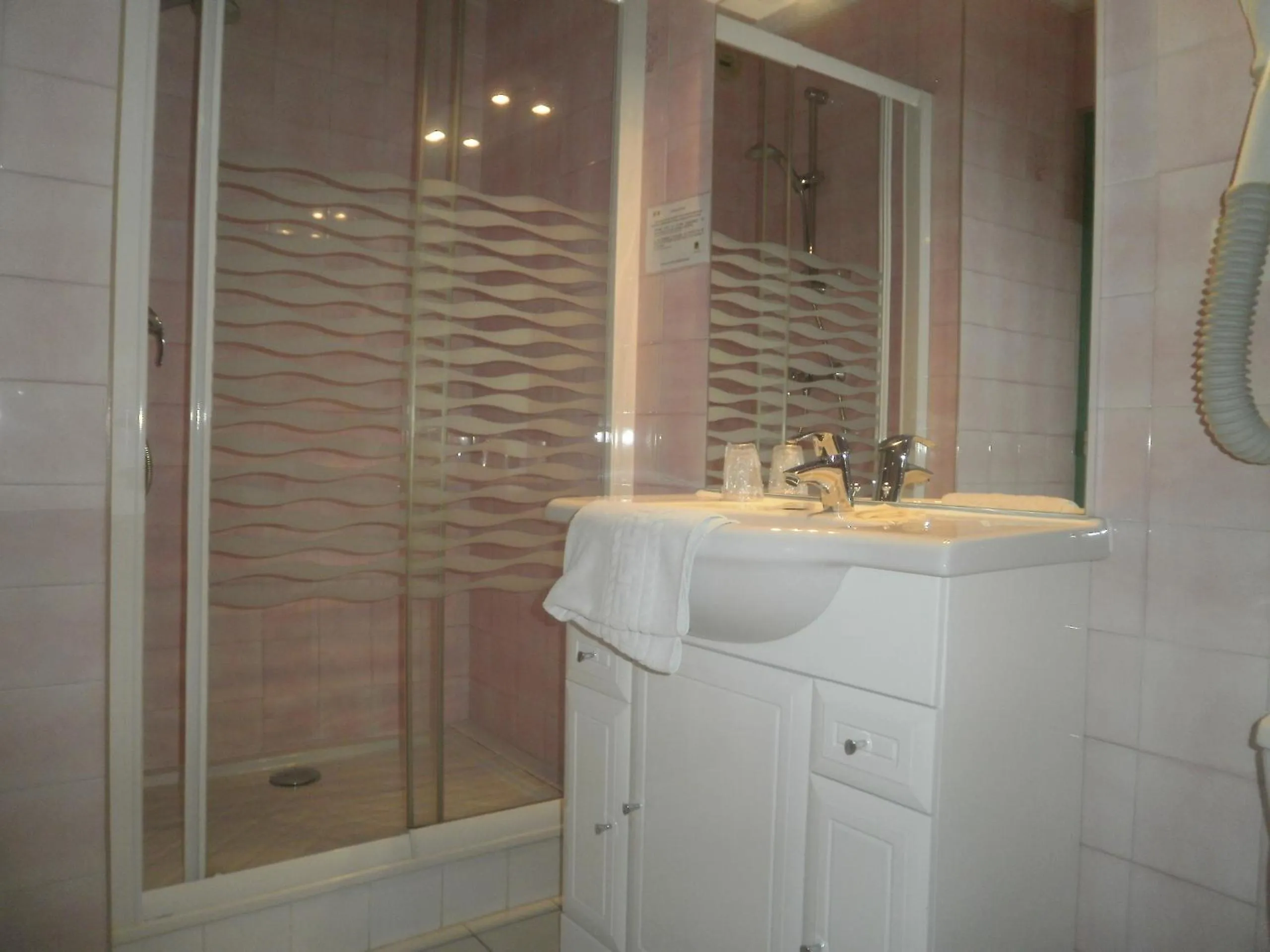 Bathroom in Les Bains de Mer Riviera Bretonne