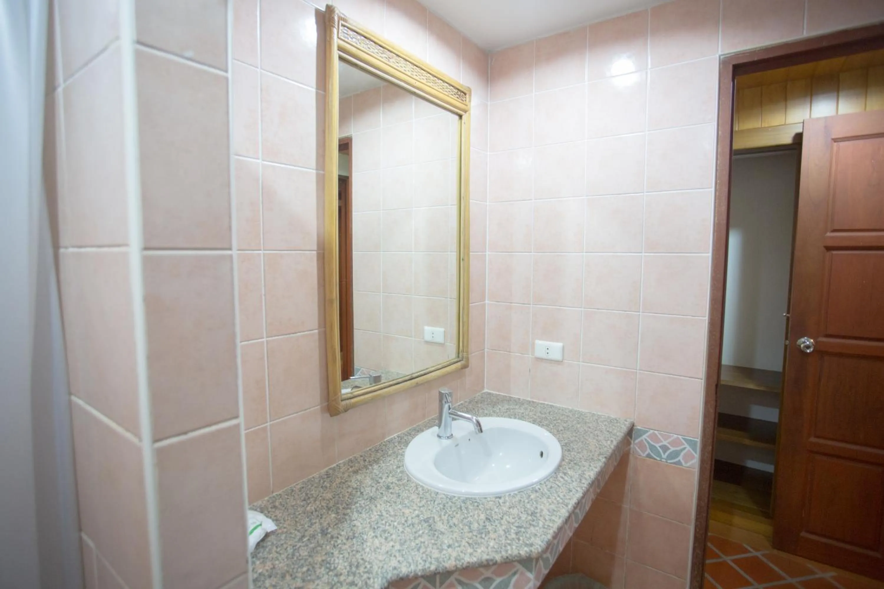 Bathroom in 100 Islands Resort & Spa