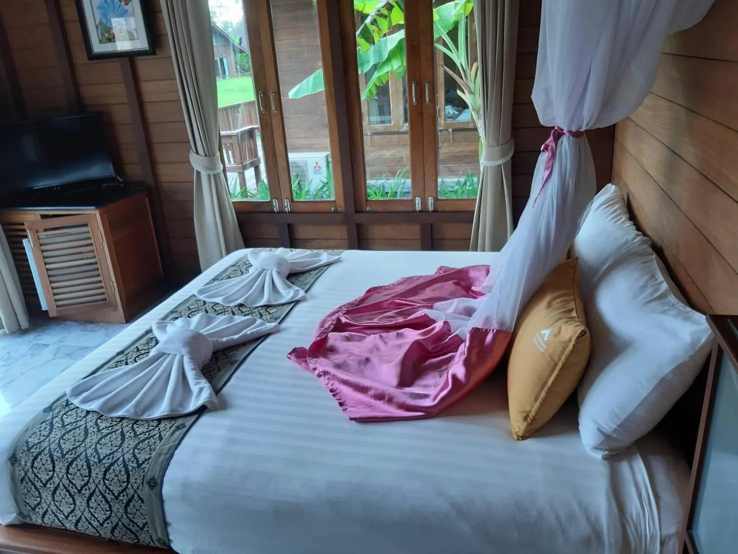 Bed in 100 Islands Resort & Spa