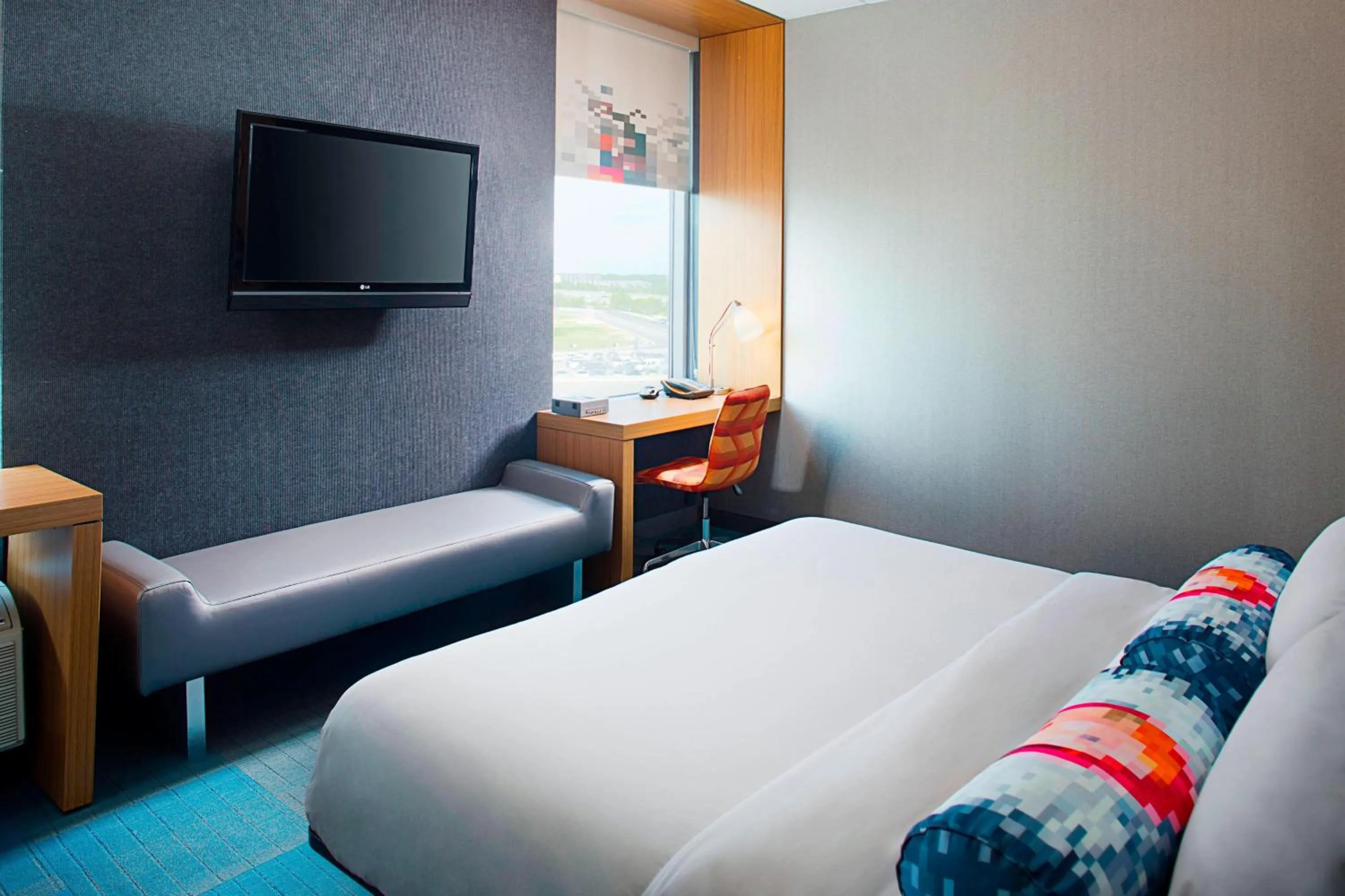 Photo of the whole room, Bed in Aloft Philadelphia Airport