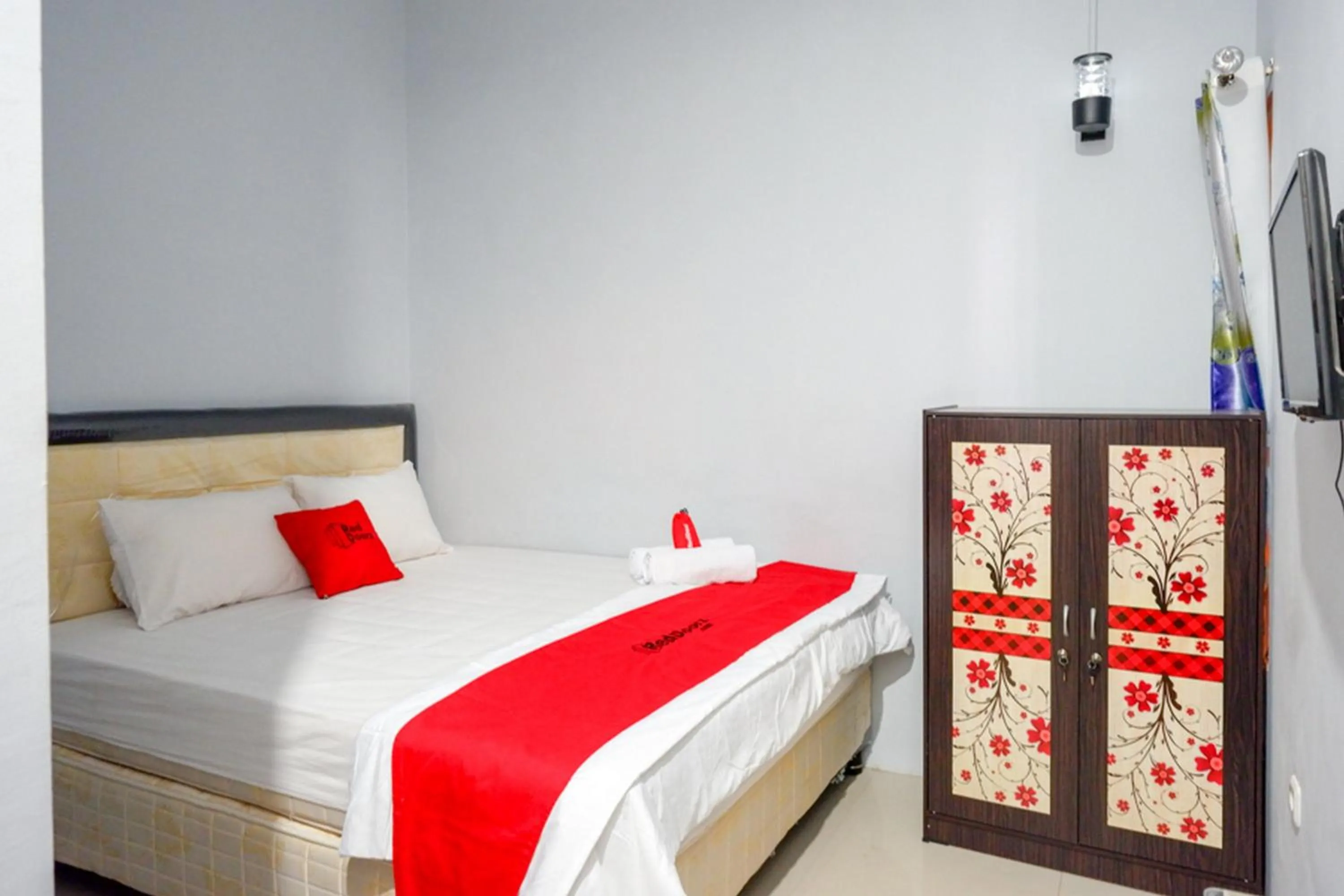 Bed in RedDoorz @ Hotel Grand Aulia Majene