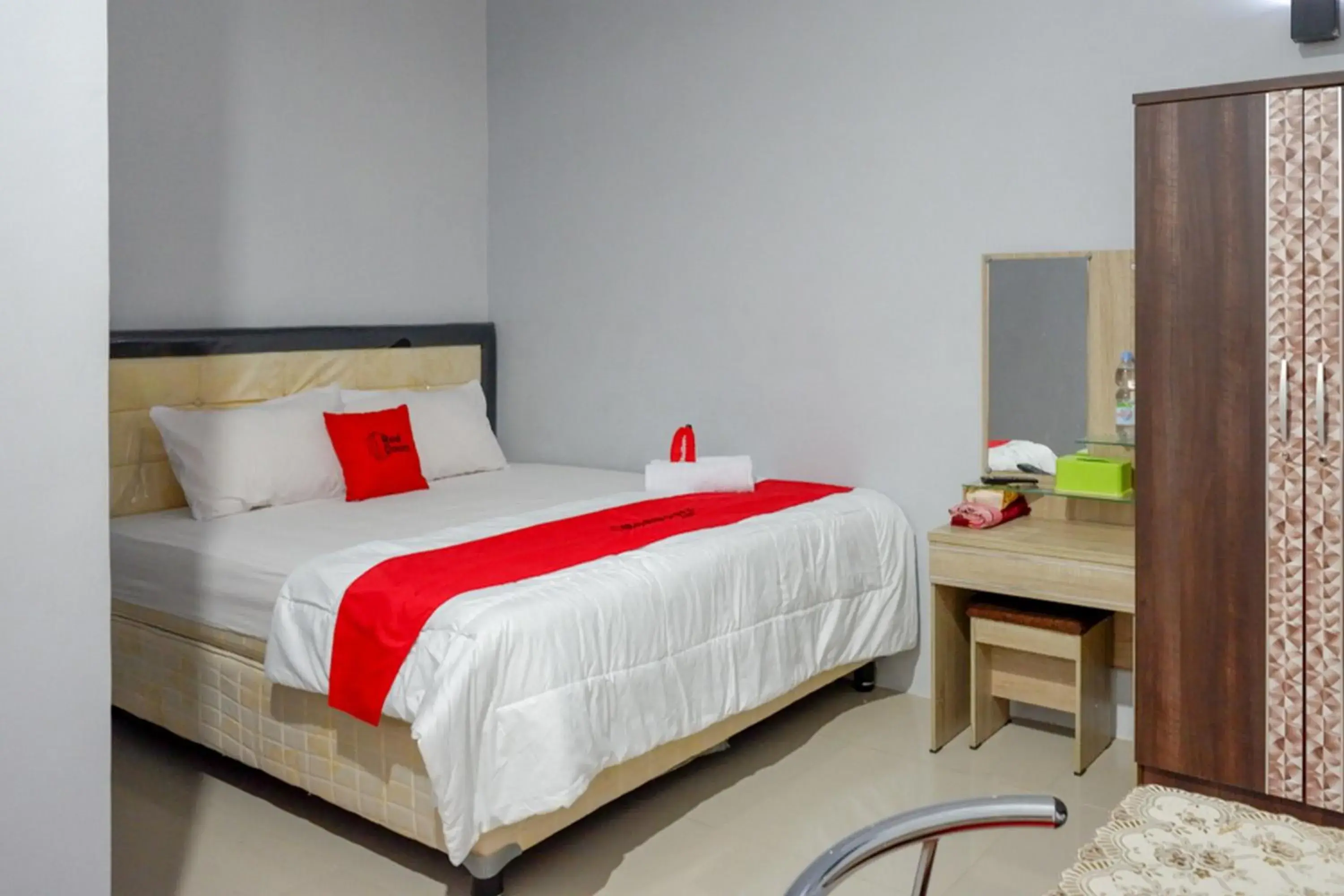 Superior Double Room in RedDoorz @ Hotel Grand Aulia Majene Superior Double Room in RedDoorz @ Hotel Grand Aulia Majene