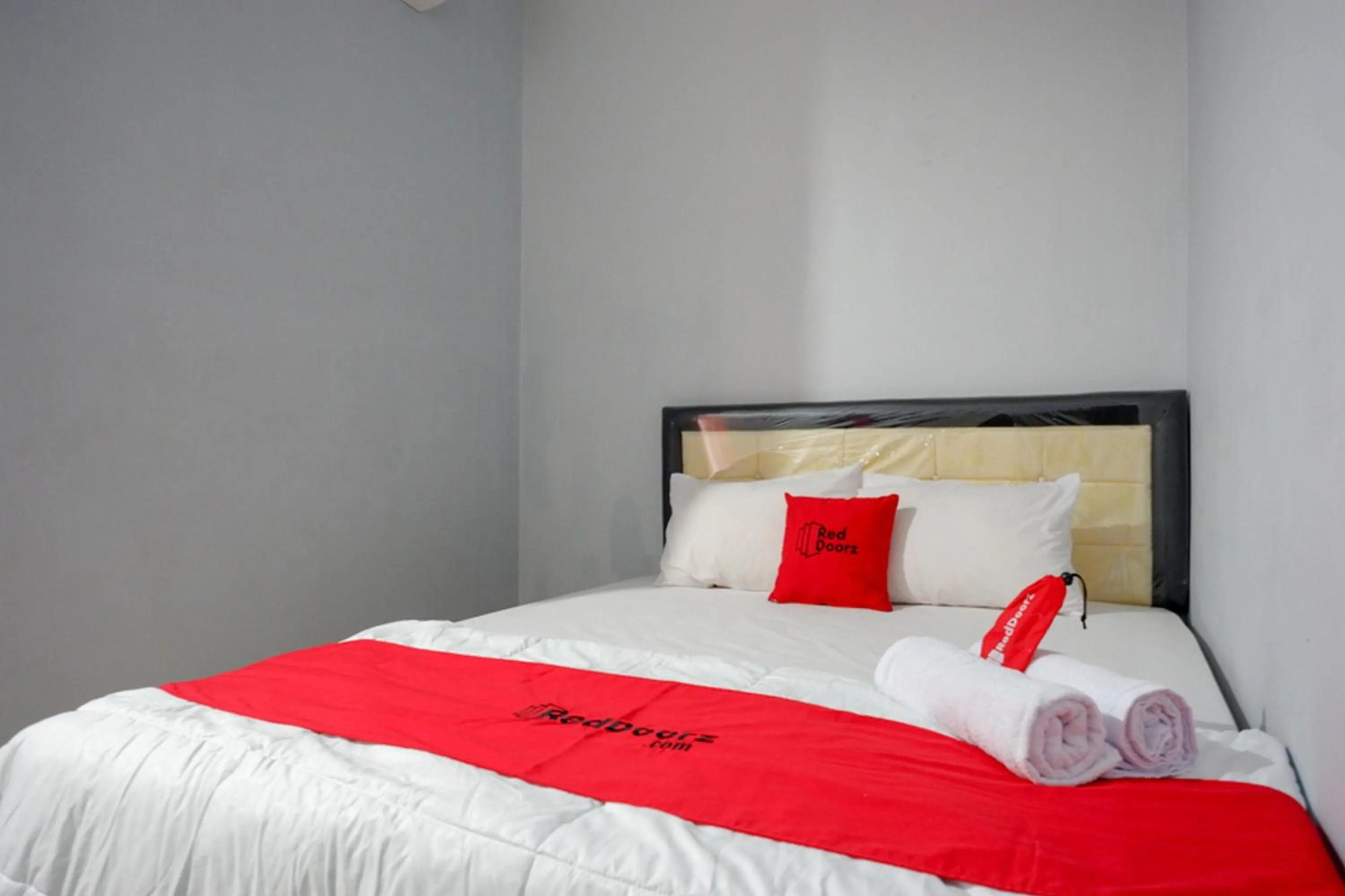 Bed in RedDoorz @ Hotel Grand Aulia Majene