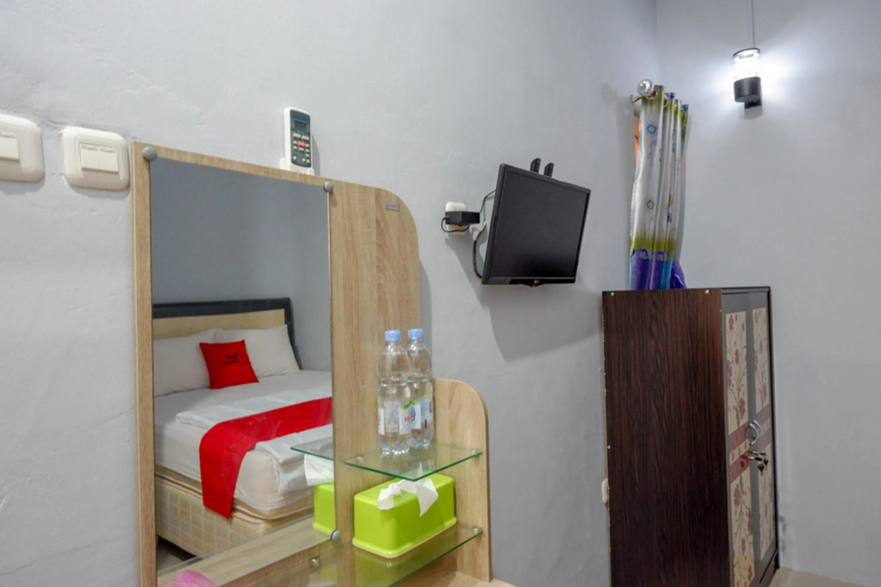 Bed in RedDoorz @ Hotel Grand Aulia Majene