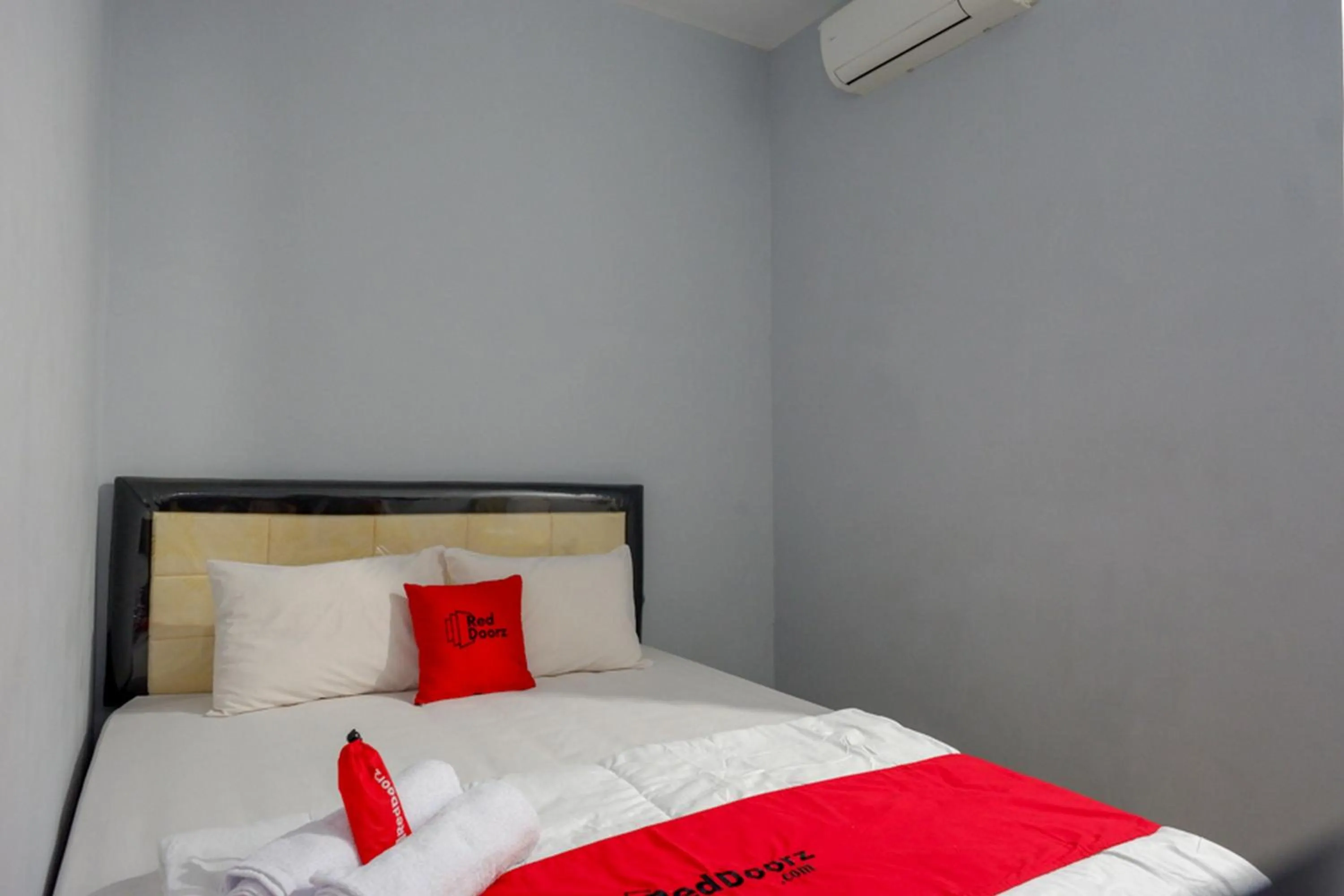 Bed in RedDoorz @ Hotel Grand Aulia Majene