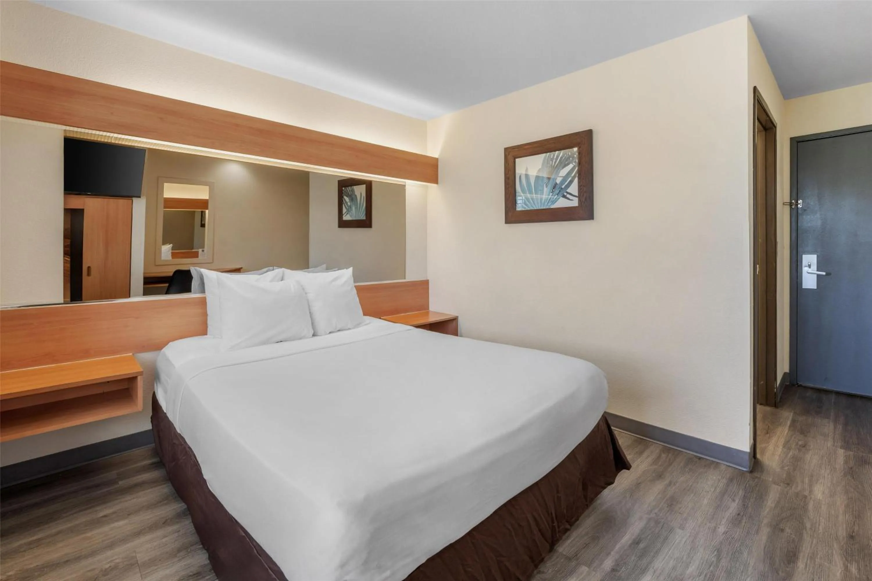 Bedroom, Bed in SureStay by Best Western Sacramento South Natomas