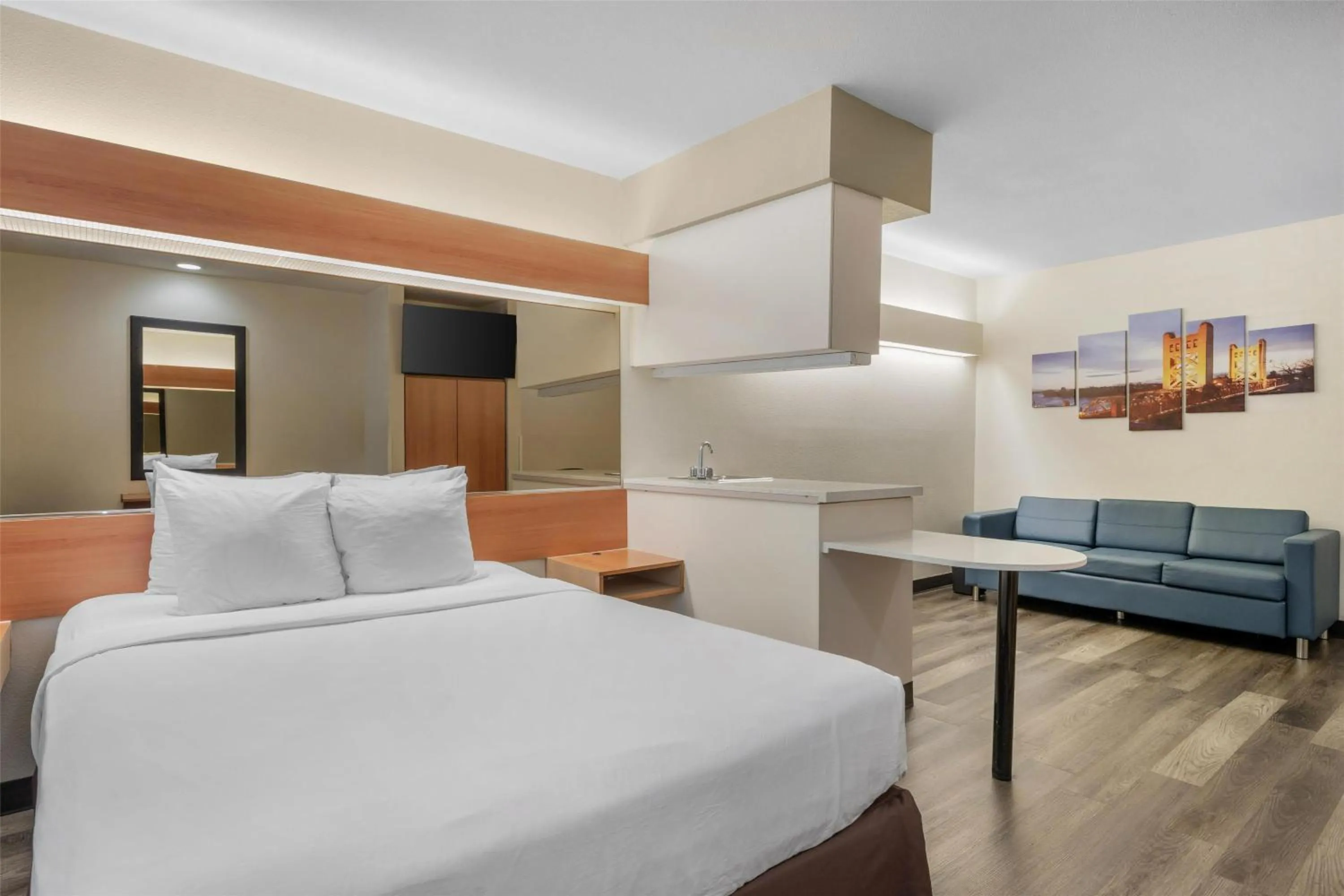 Bedroom, Bed in SureStay by Best Western Sacramento South Natomas