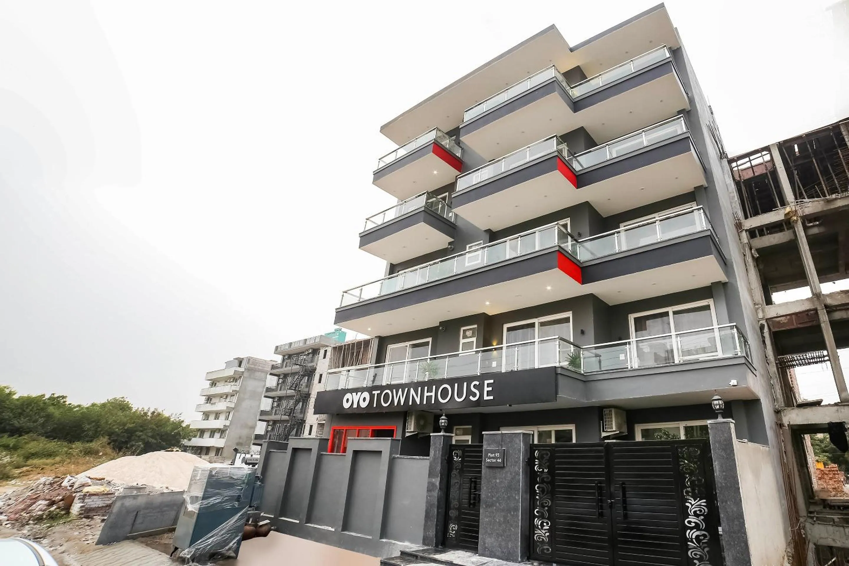 Facade/entrance in Townhouse Sector 46 Gurgaon Near Appu Ghar