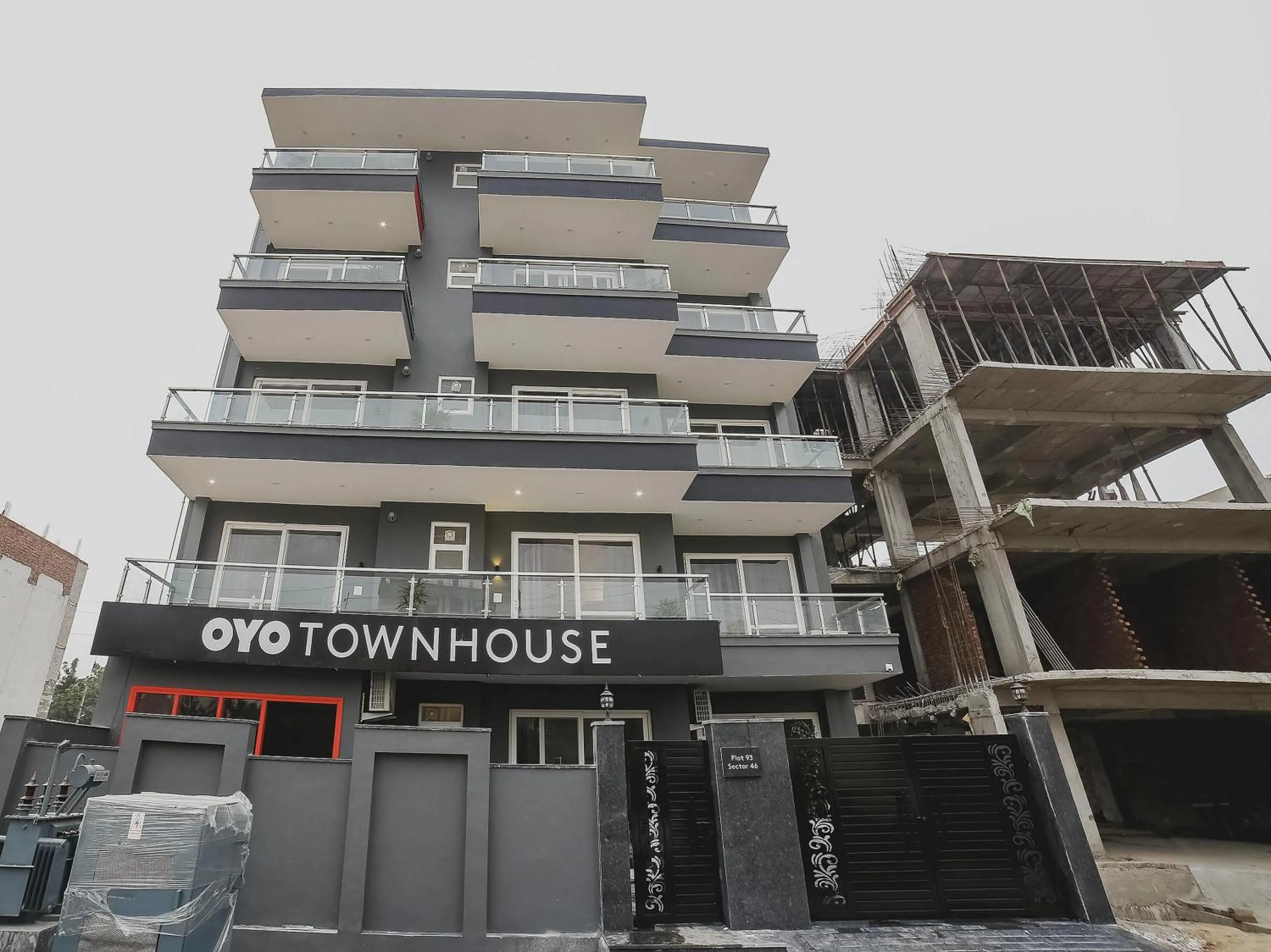 Facade/entrance in Townhouse Sector 46 Gurgaon Near Appu Ghar